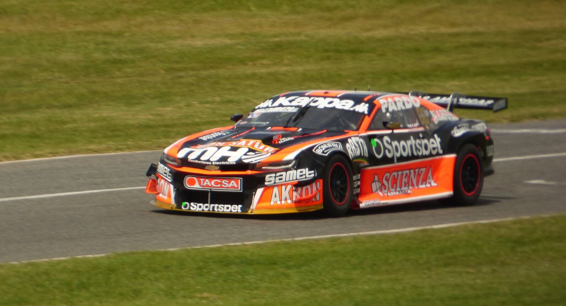 Agustín Canapino (Chevrolet Camaro n.º 86, Canning Motorsports) lidera la final del Gran Premio Coronación 2025 en La Plata.