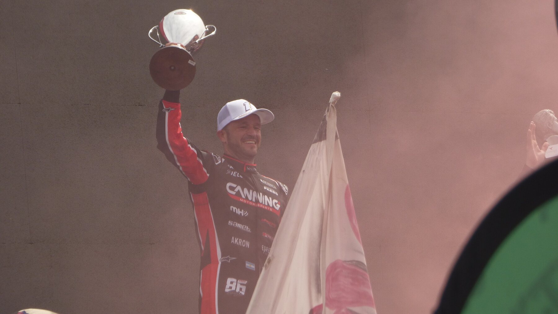 Canapino levanta el trofeo en el podio del Gran Premio Coronación 2025, el día de su quinto título.