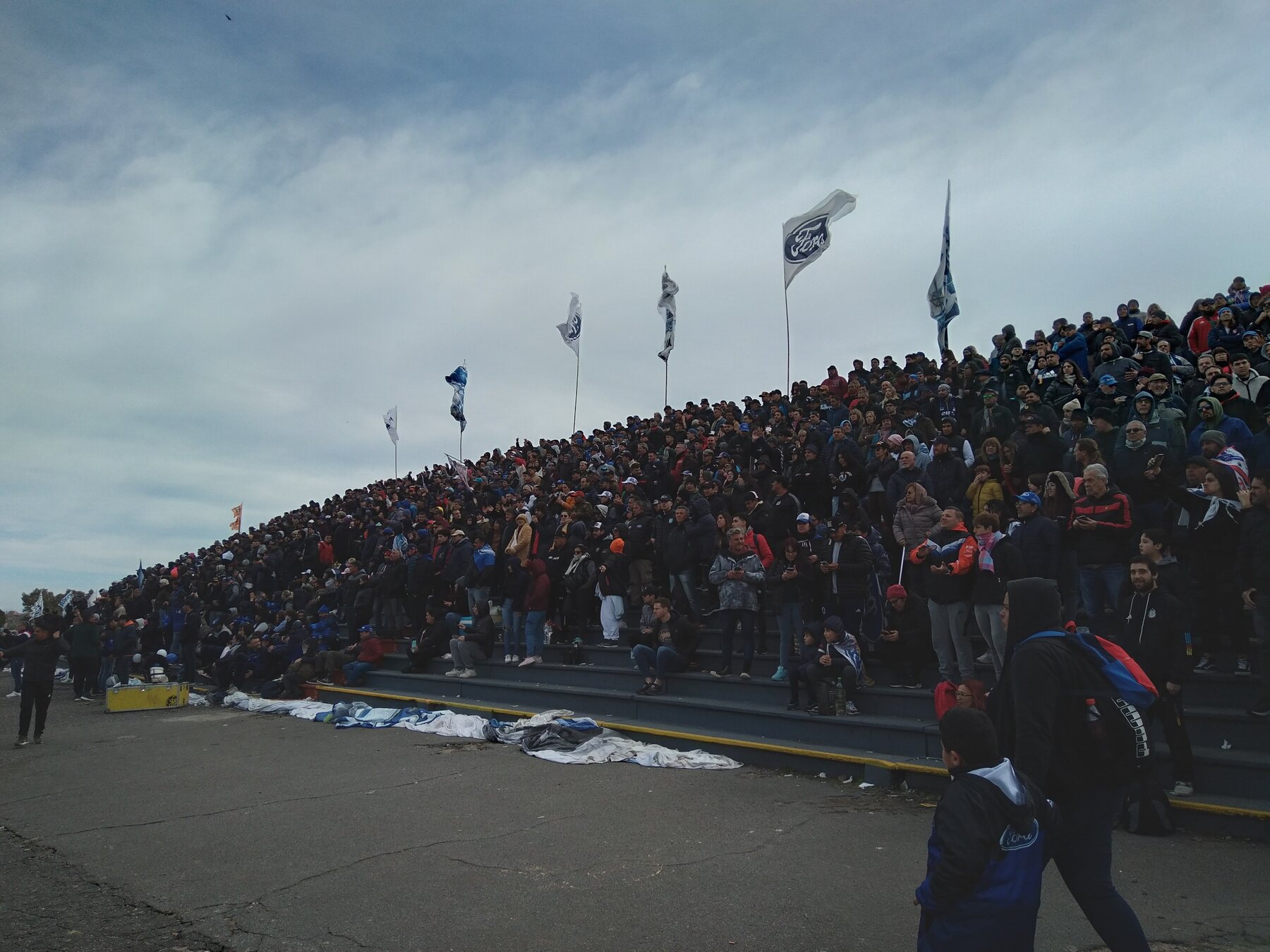 Hinchas de Ford en las tribunas del Autódromo Oscar y Juan Gálvez durante el Gran Premio Buenos Aires 2023.