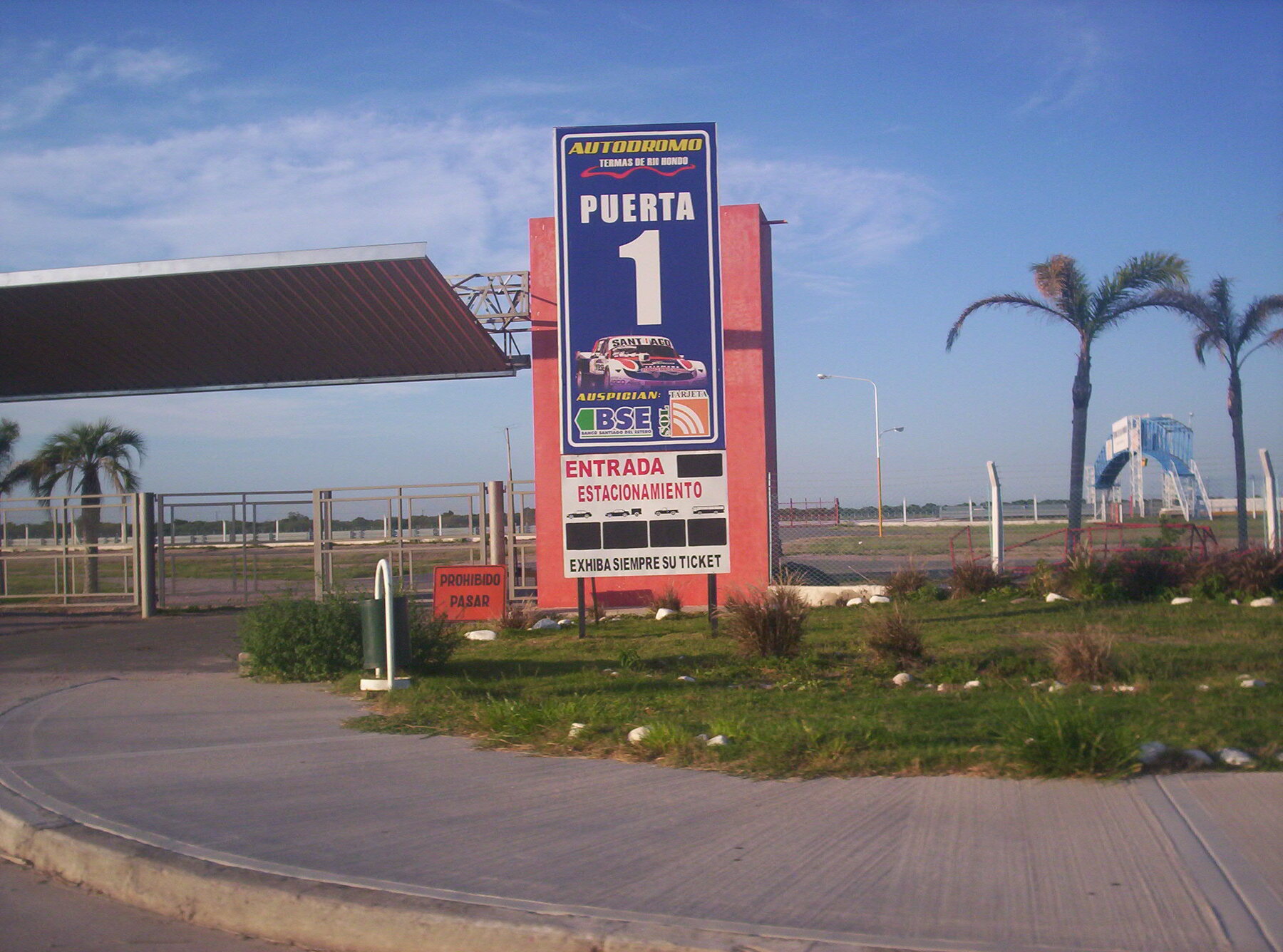 Ingreso al Autódromo de Termas de Río Hondo, en Santiago del Estero.