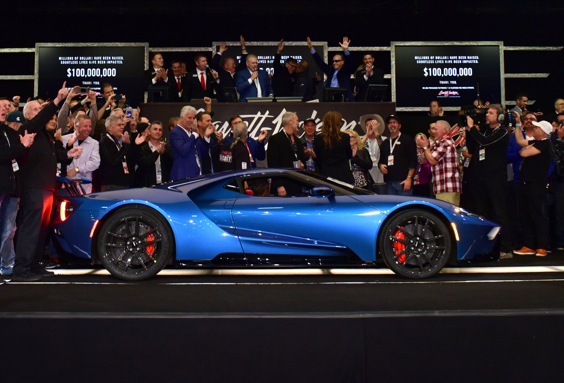 El Ford GT 2017 que recaudó US$2,55 millones para caridad en la subasta Scottsdale 2018, la noche en que Barrett-Jackson pasó los US$100 millones donados.