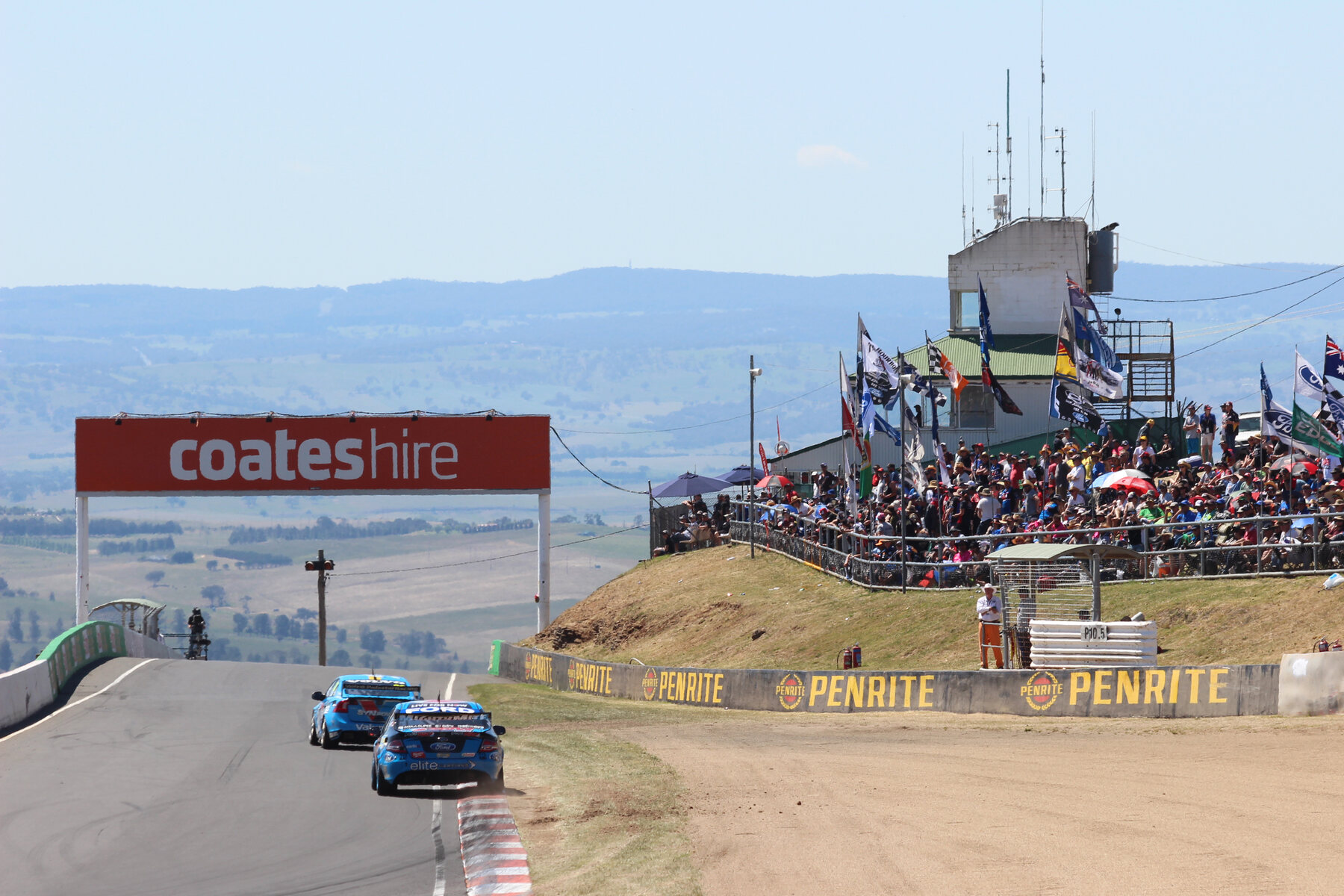 Un Volvo S60 y un Ford Falcon FG entre McPhillamy Park y Skyline, en el Bathurst 1000 de 2014.