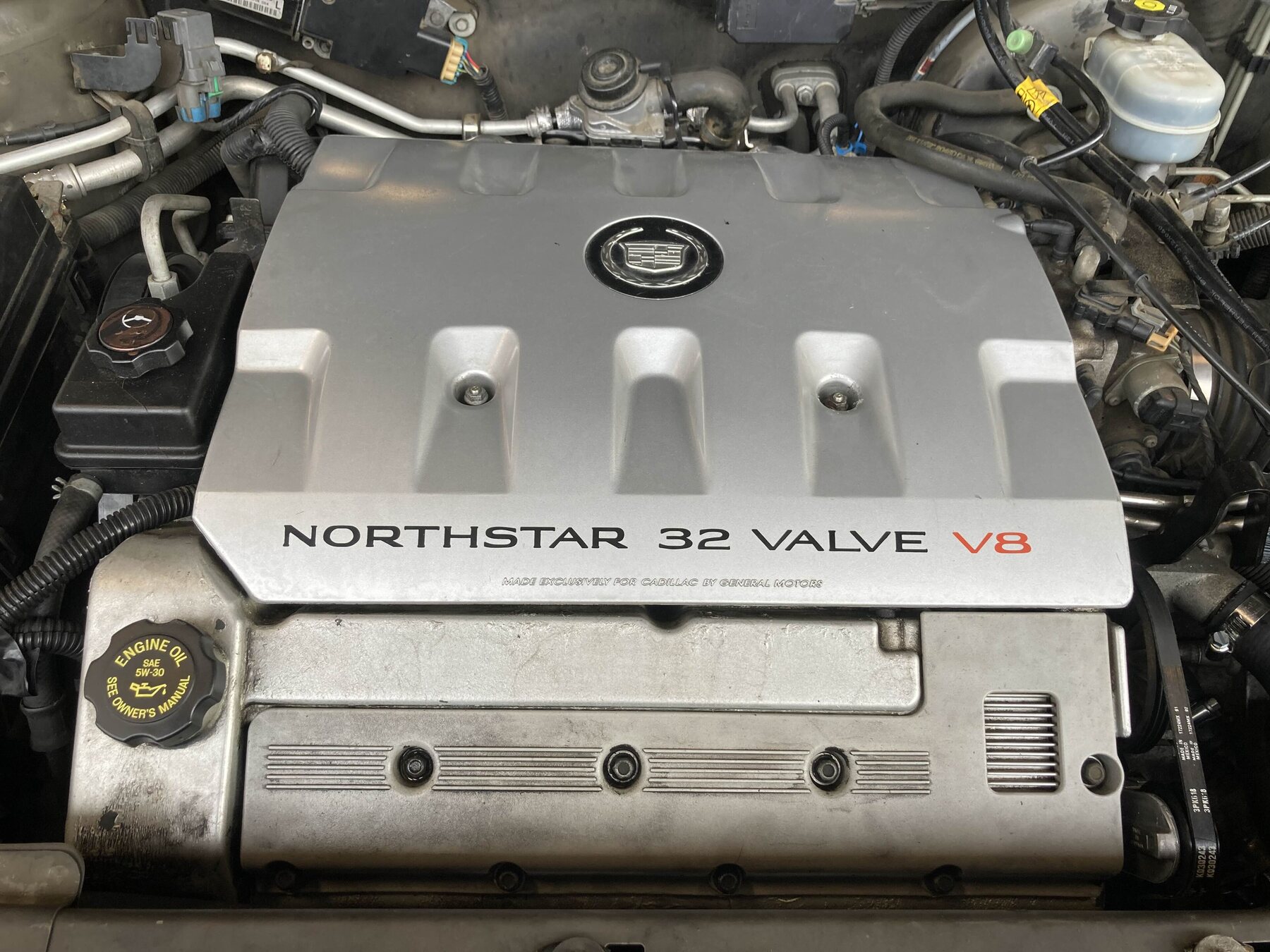 Un V8 Northstar de 4,6 litros en un Cadillac Seville de comienzos de los 2000.