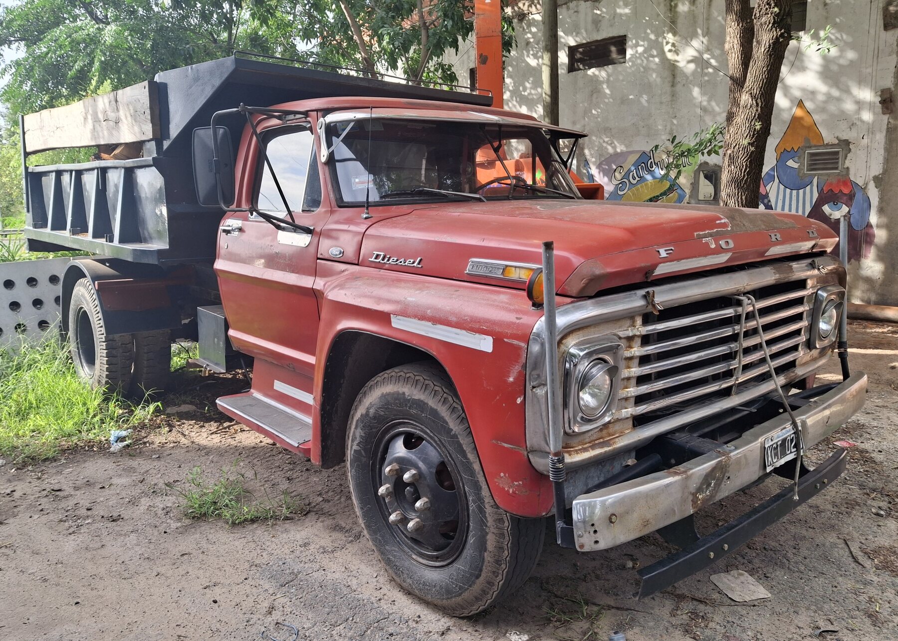 Ford F-600 1968 en Ituzaingó, provincia de Buenos Aires. Esta unidad es la versión diésel Perkins; la naftera llevaba el V8 292.