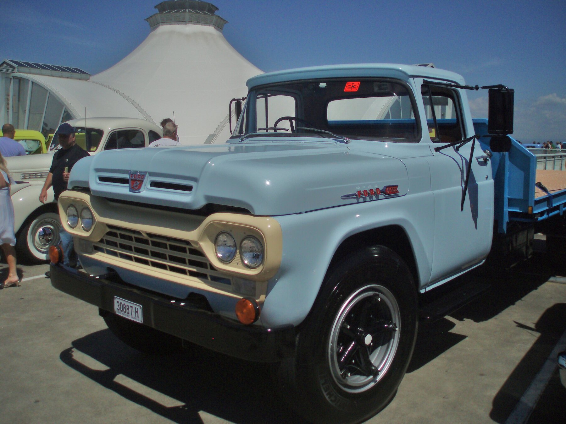 Ford F-600 1960 con caja playa, fotografiado en Sídney: la misma generación que Ford armó en La Boca entre 1959 y 1961.