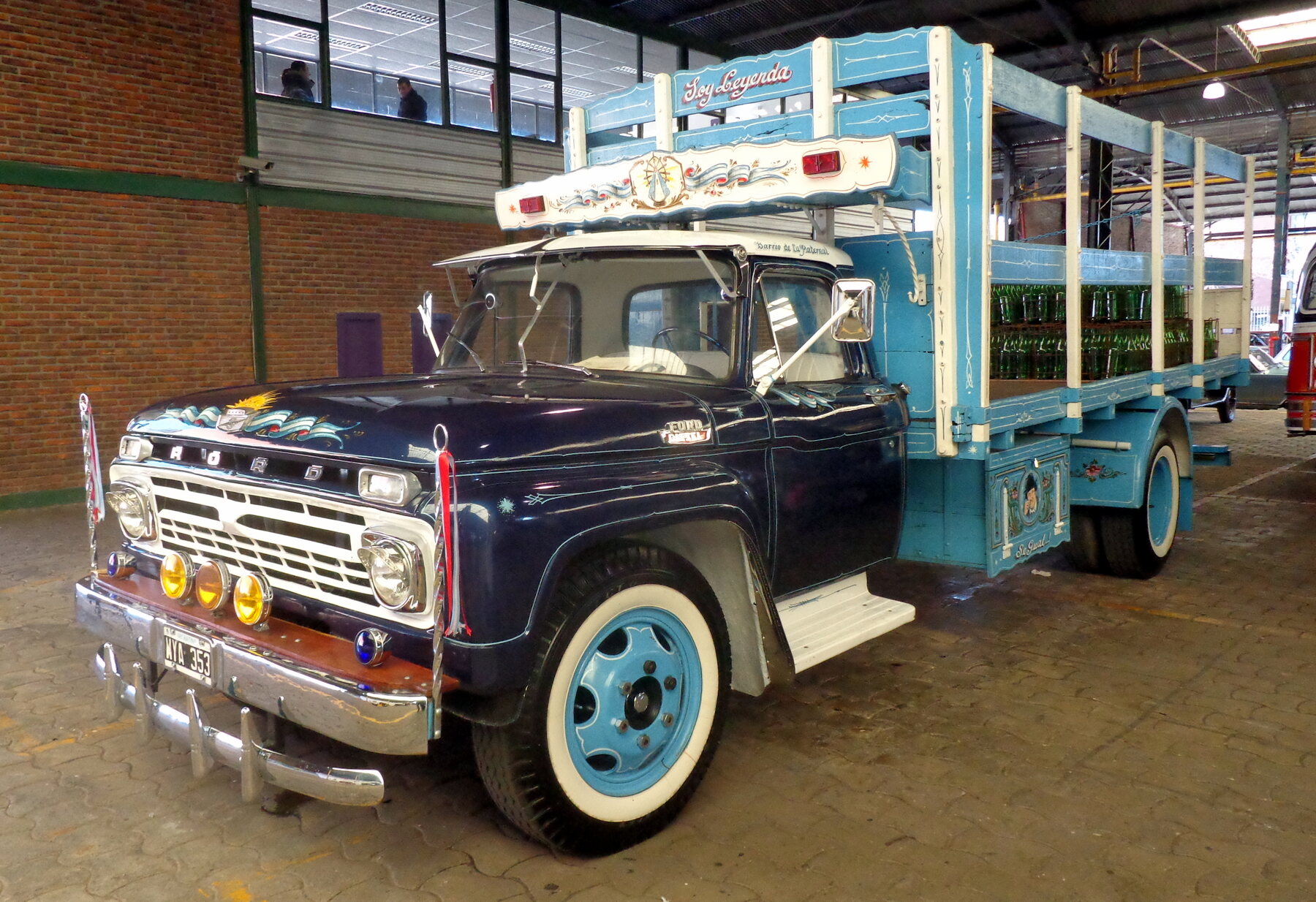Camión de reparto Ford de la generación 1961 con fileteado porteño, en Buenos Aires.