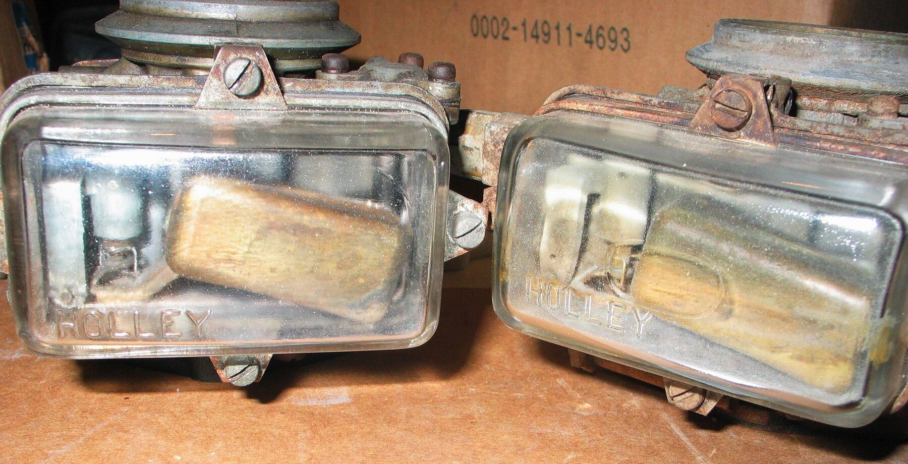 Un Holley Visi-Flo, con cubas transparentes que dejan ver la nafta adentro.