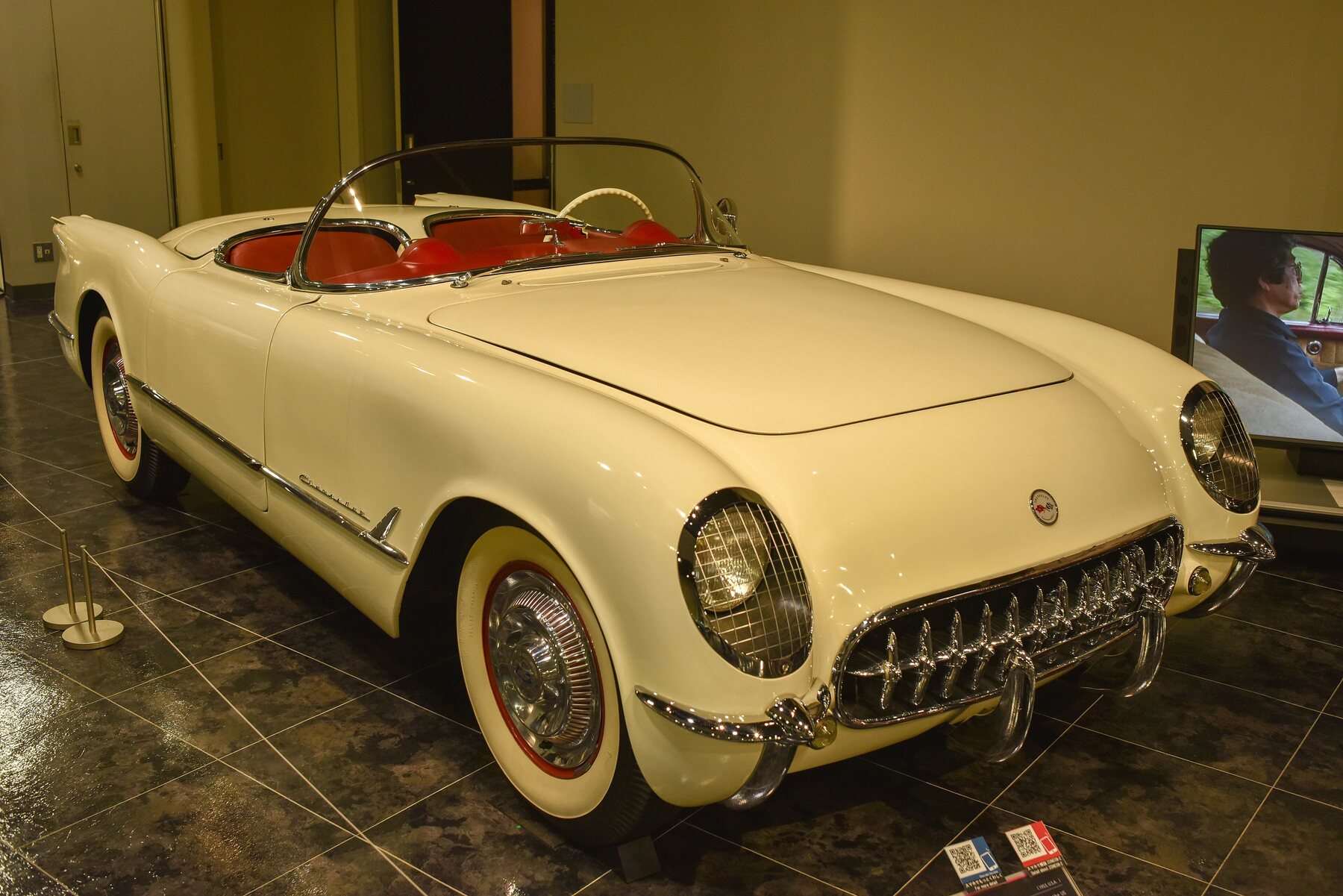 Chevrolet Corvette 1953, el primer año: carrocería de fibra de vidrio y motor de seis cilindros.