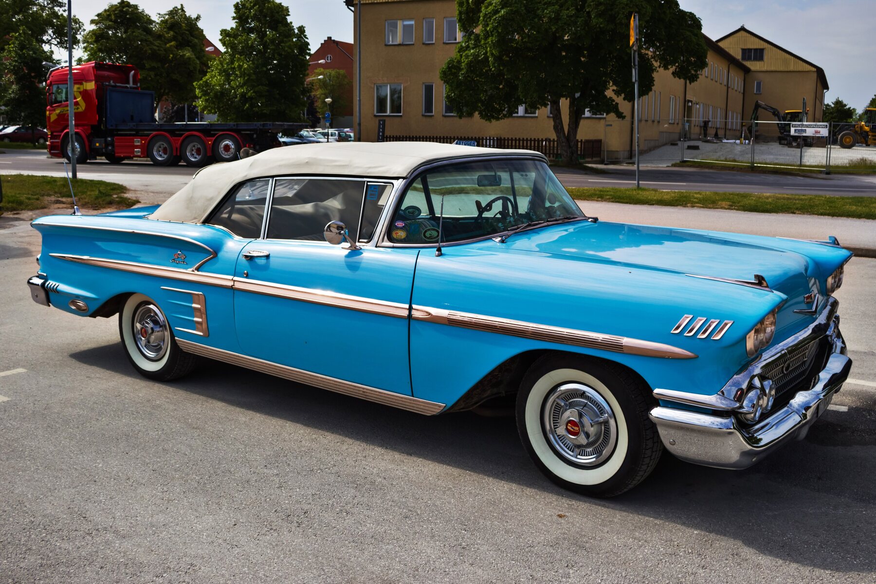 Chevrolet Impala 1958, el primer año del modelo, en Visby, Suecia.