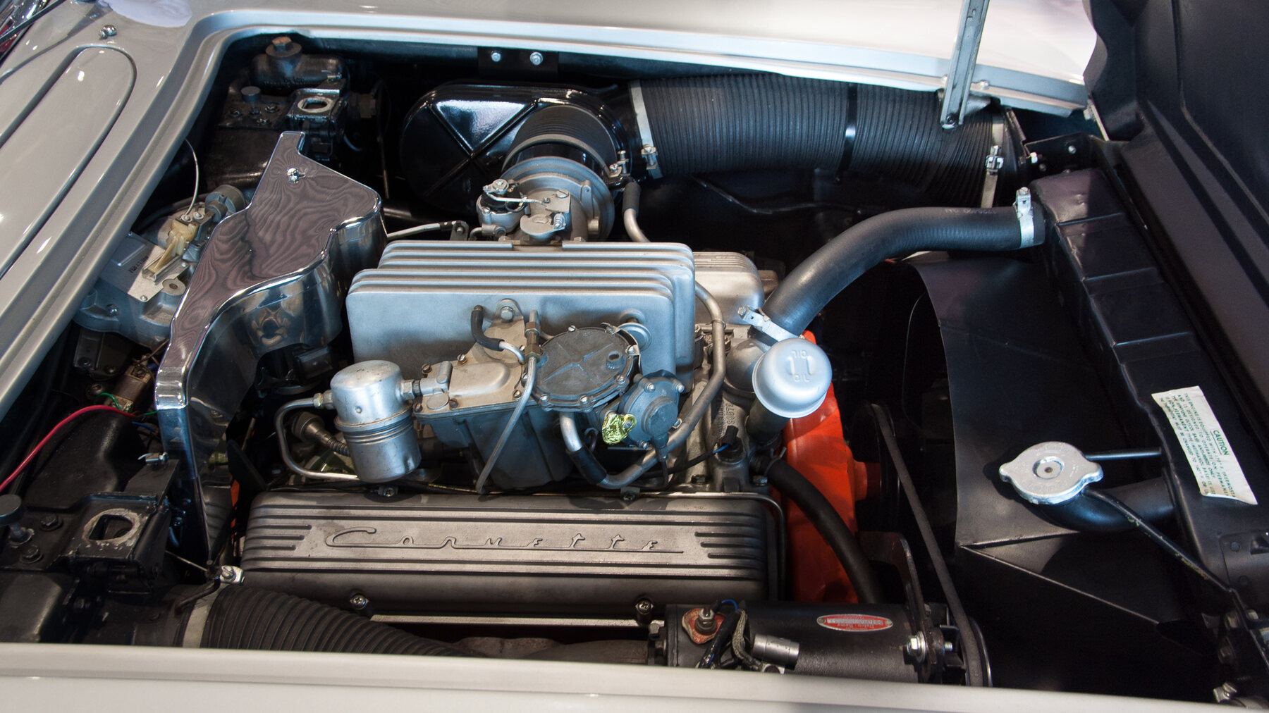 El 283 con inyección mecánica en un Chevrolet Corvette C1 de 1959.