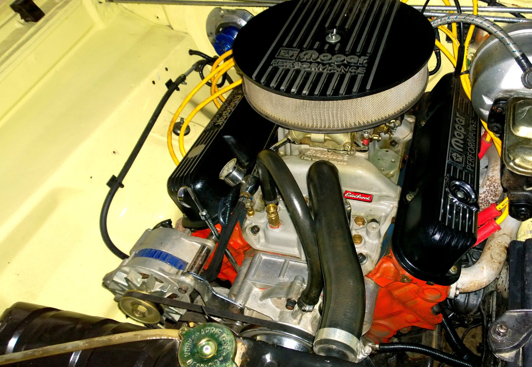 Un V8 318 en el vano de una Dodge GTX, con piezas de preparación de Mopar Performance y Edelbrock.