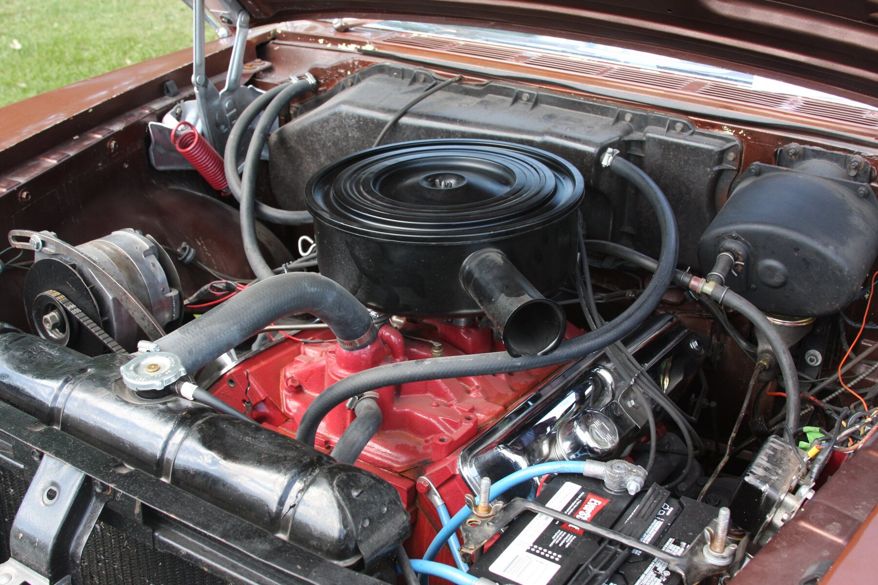 V8 Chrysler en el vano de una rural Dodge Seneca 1961.
