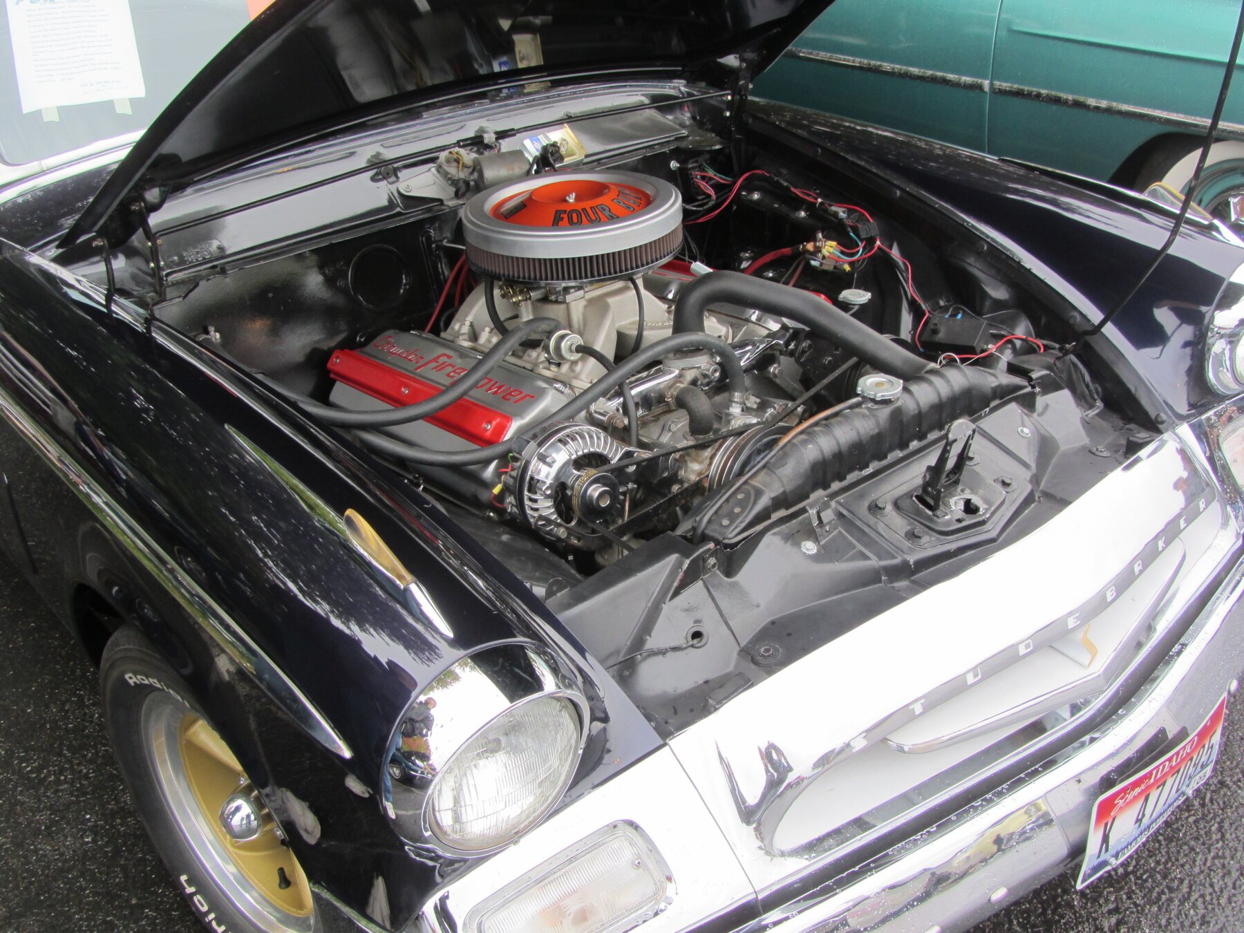Un Hemi FirePower de primera generación, con su nombre en la tapa de válvulas, trasplantado a un Studebaker.