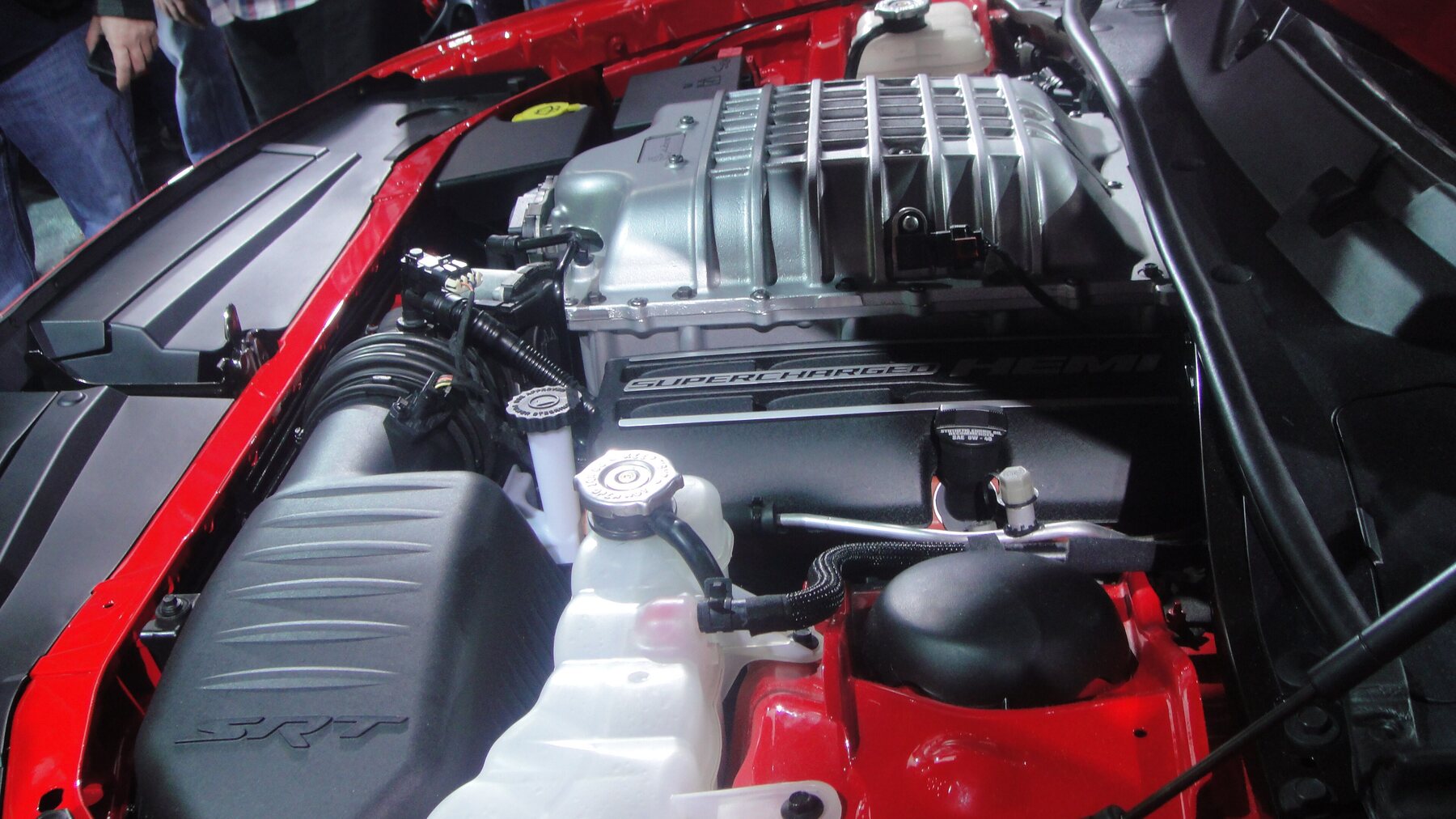 El 6.2 Hellcat con compresor en el vano de un Dodge Challenger SRT.
