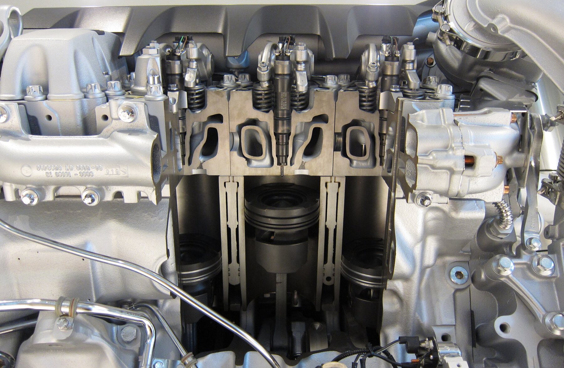 Corte de un V8 diésel MAN: se ven las dos bancadas de cilindros sobre un mismo cigüeñal.