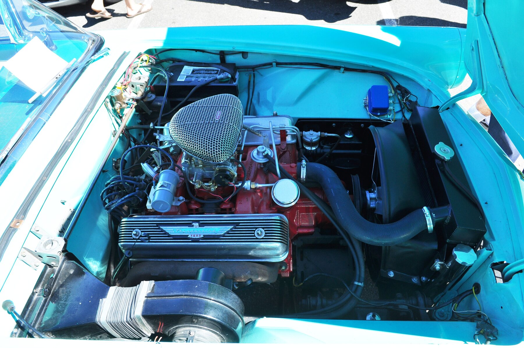 V8 Y-Block en un Ford Thunderbird 1955, un clásico de árbol de levas en el block y varillas.