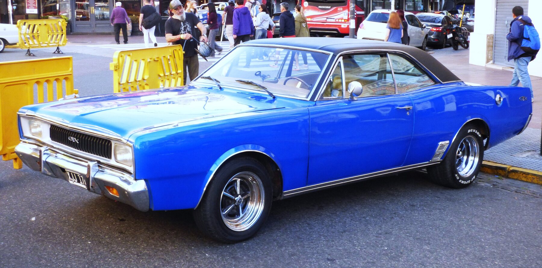 Dodge GTX V8 en la Expo Multimarcas de Boedo 2025: coupé hardtop, sin parante central.