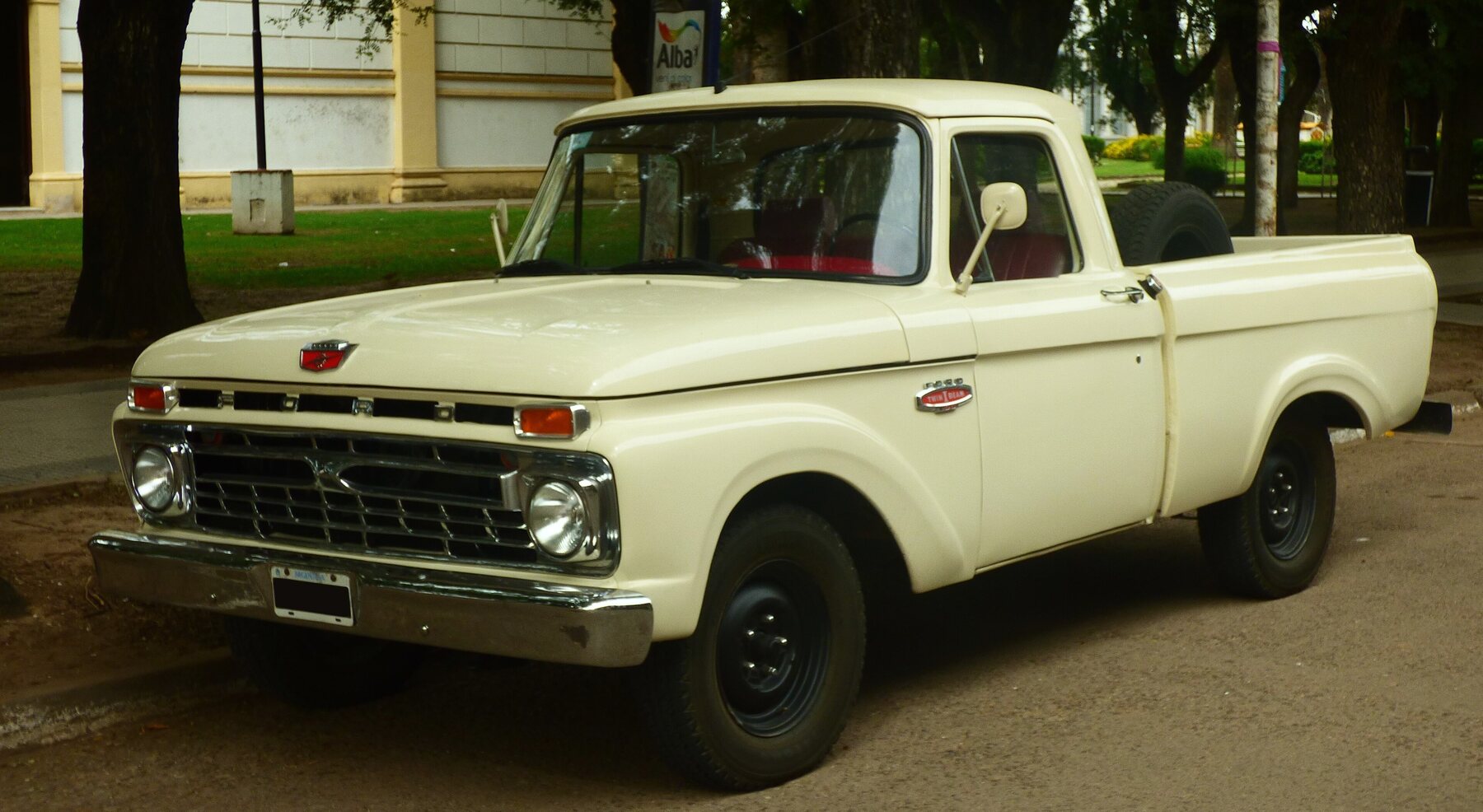 Ford F-100 V8 1970 fotografiada en San Pedro, provincia de Buenos Aires.