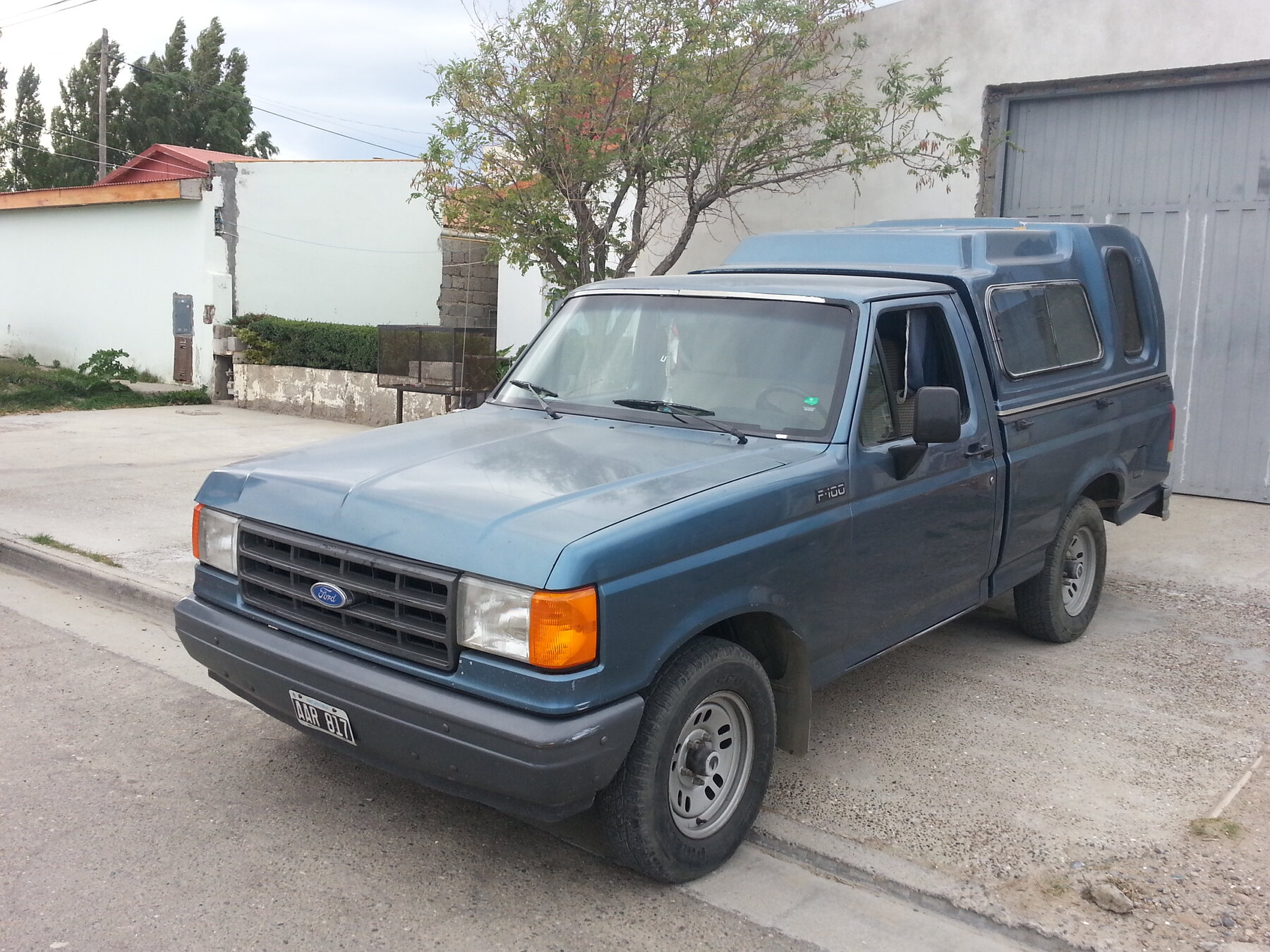 Ford F-100 1995 de fabricación argentina, de la octava generación, la que ya no ofrecía el V8.