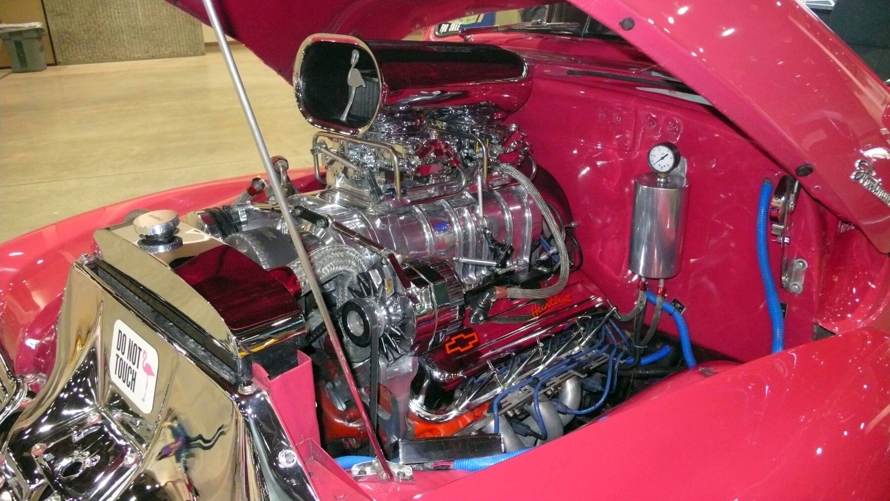 Un V8 Chevrolet con compresor, protagonista absoluto del vano.