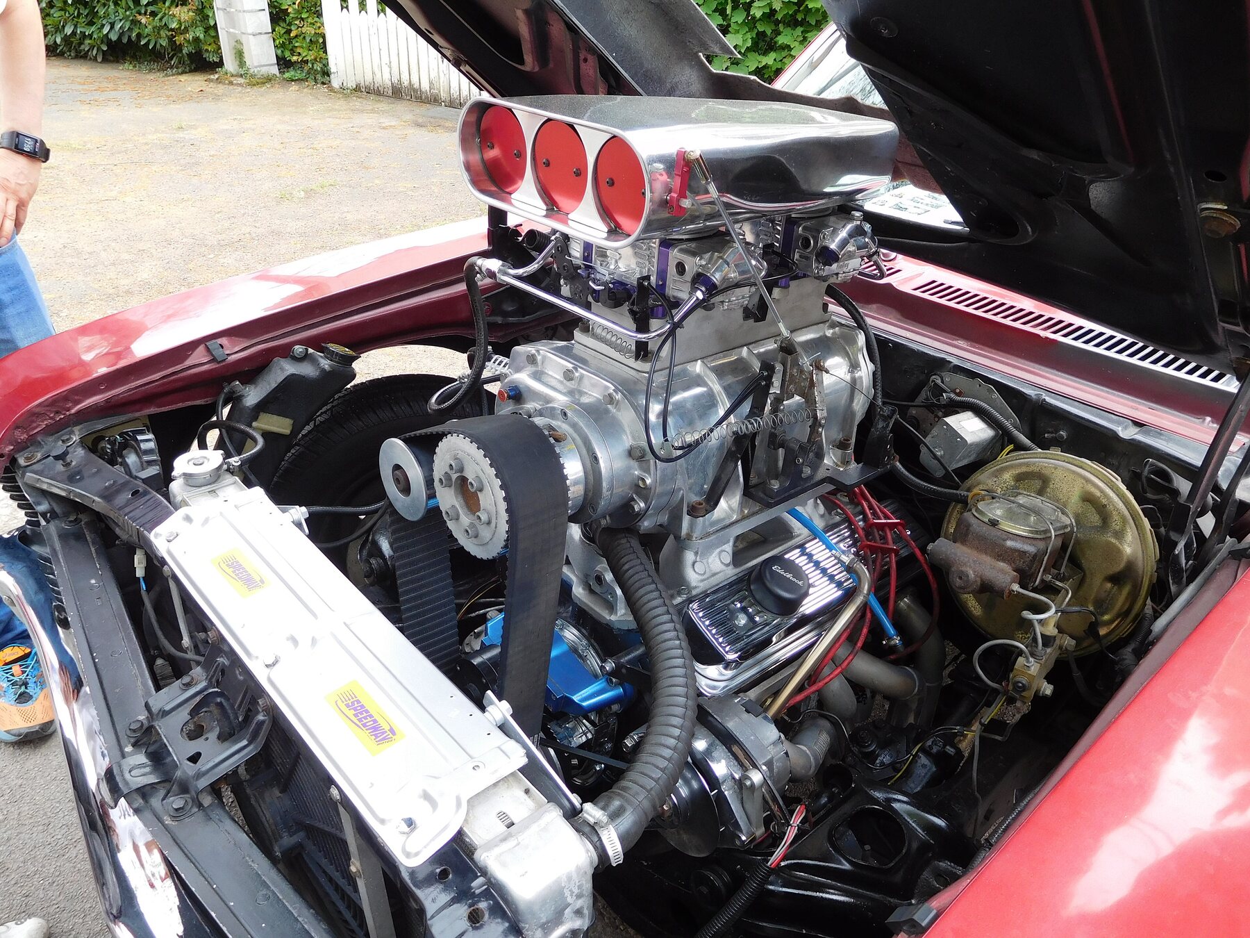 Un soplador movido por correa sobre el V8 de un Chevrolet Nova SS.