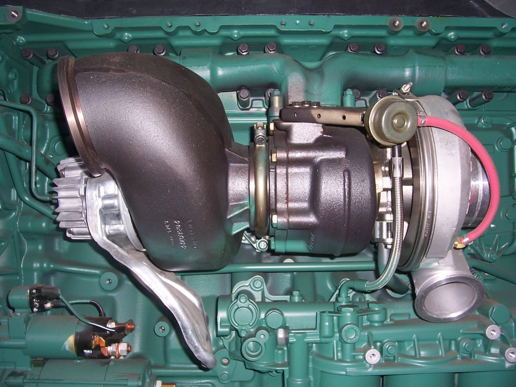 Un turbocompresor: la turbina gira con los gases de escape y mueve el compresor.