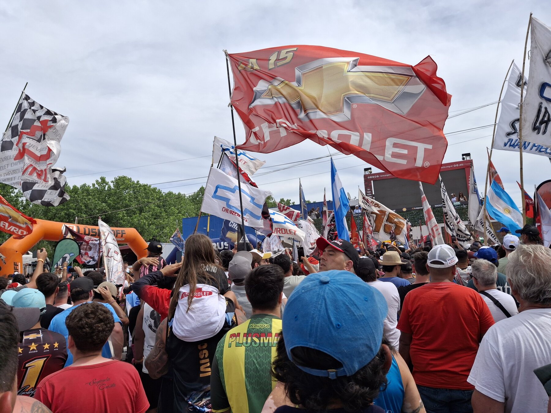 Hinchas de Chevrolet festejan el título de Agustín Canapino en el Gran Premio Coronación 2025, en La Plata, última fecha de la Copa de Oro.