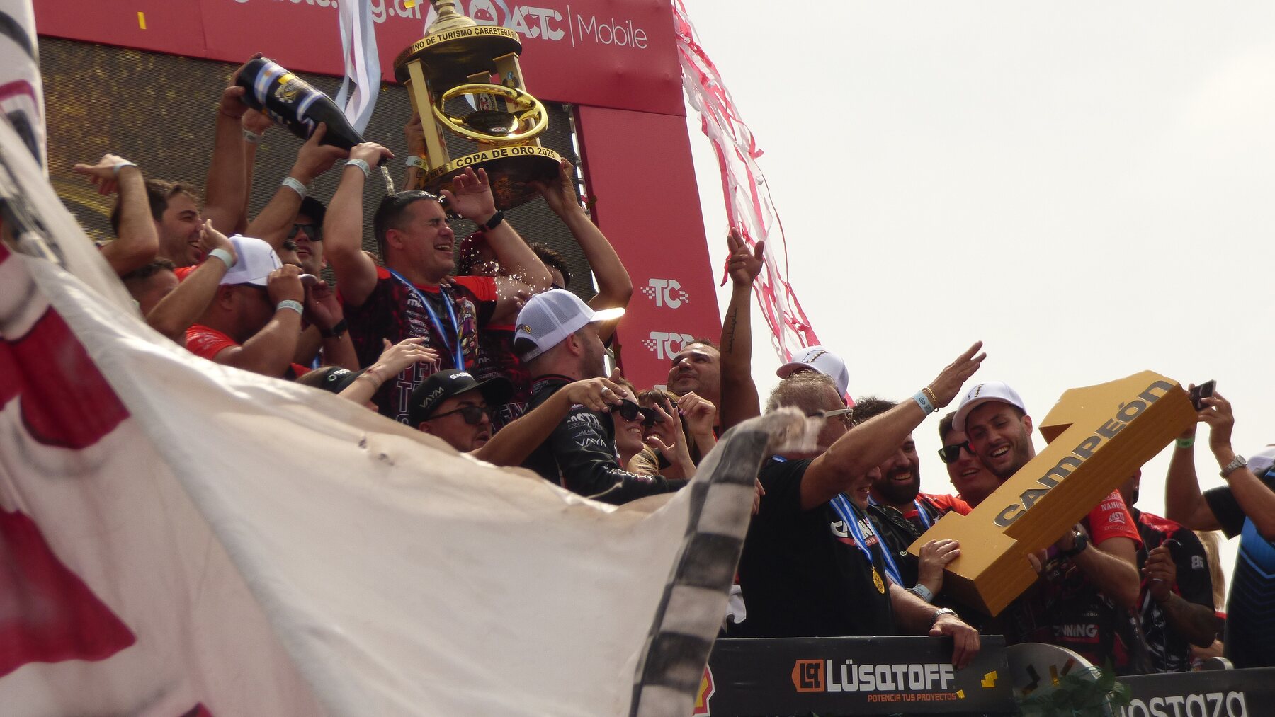 El Canning Motorsports celebra en el podio del Gran Premio Coronación 2025, en La Plata.