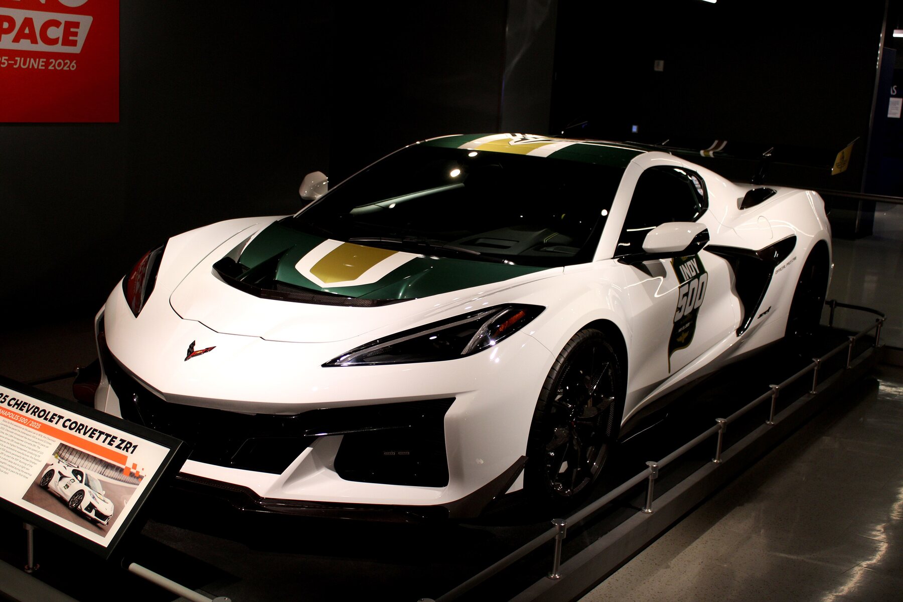 Corvette ZR1 2025 que fue pace car, exhibido en el museo del Indianapolis Motor Speedway en mayo de 2026.