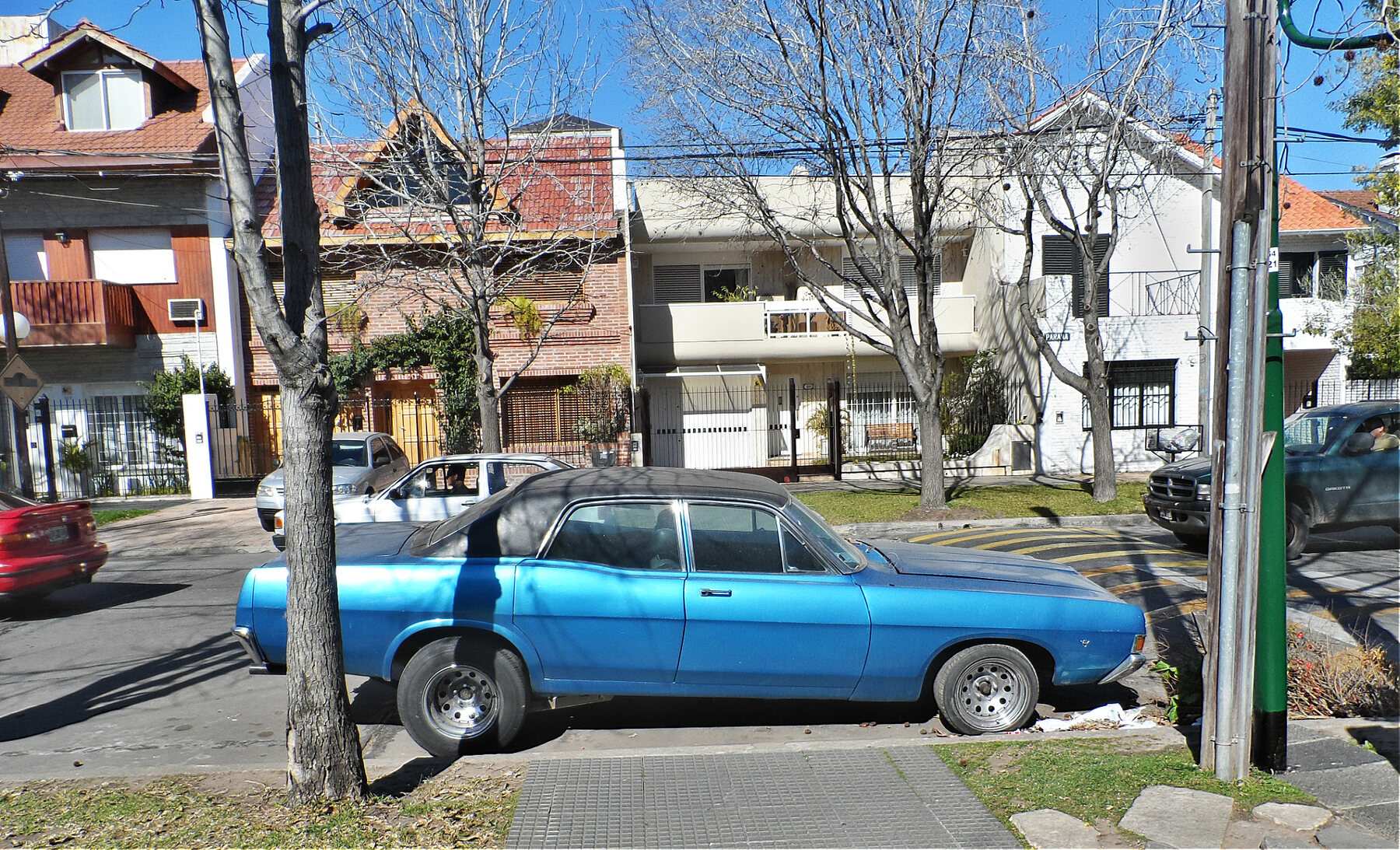 Un Ford Fairlane de alrededor de 1970 estacionado en La Lucila, provincia de Buenos Aires, en 2013.