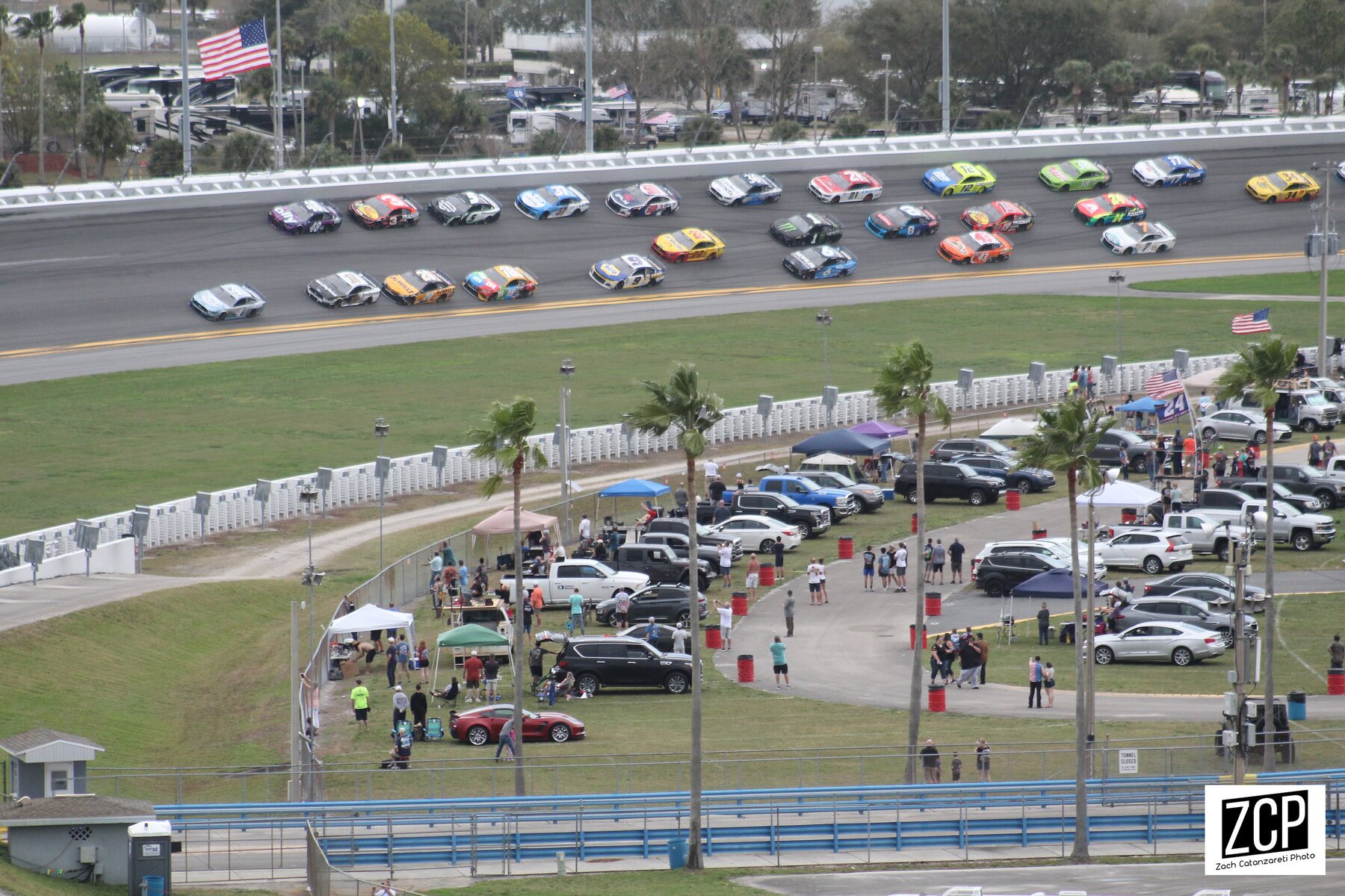 La largada del Daytona 500, con el pelotón en la recta del óvalo de Daytona International Speedway.