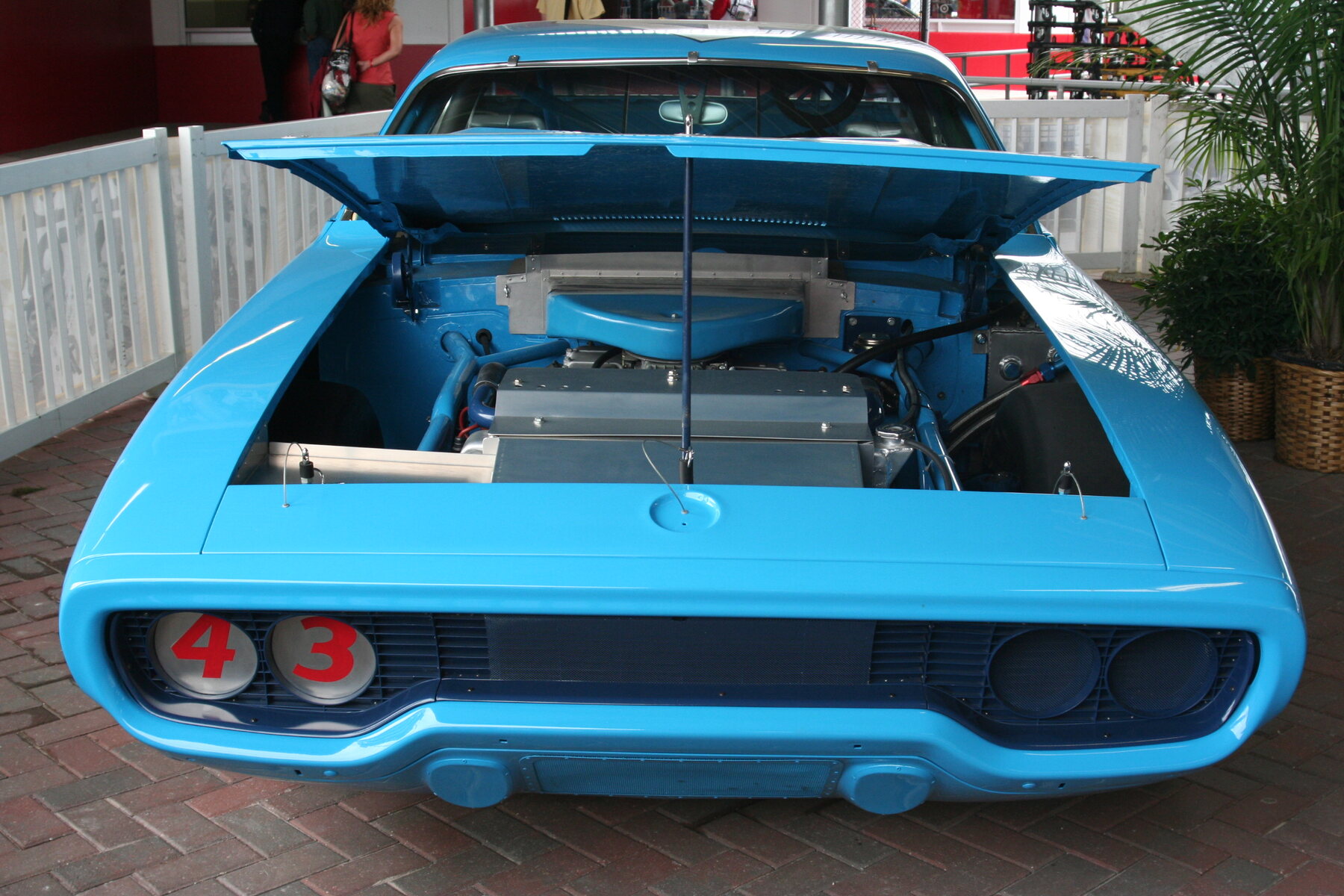 Un Plymouth con los colores de Richard Petty, el máximo ganador del Daytona 500, exhibido en Daytona durante las Speedweeks 2008.