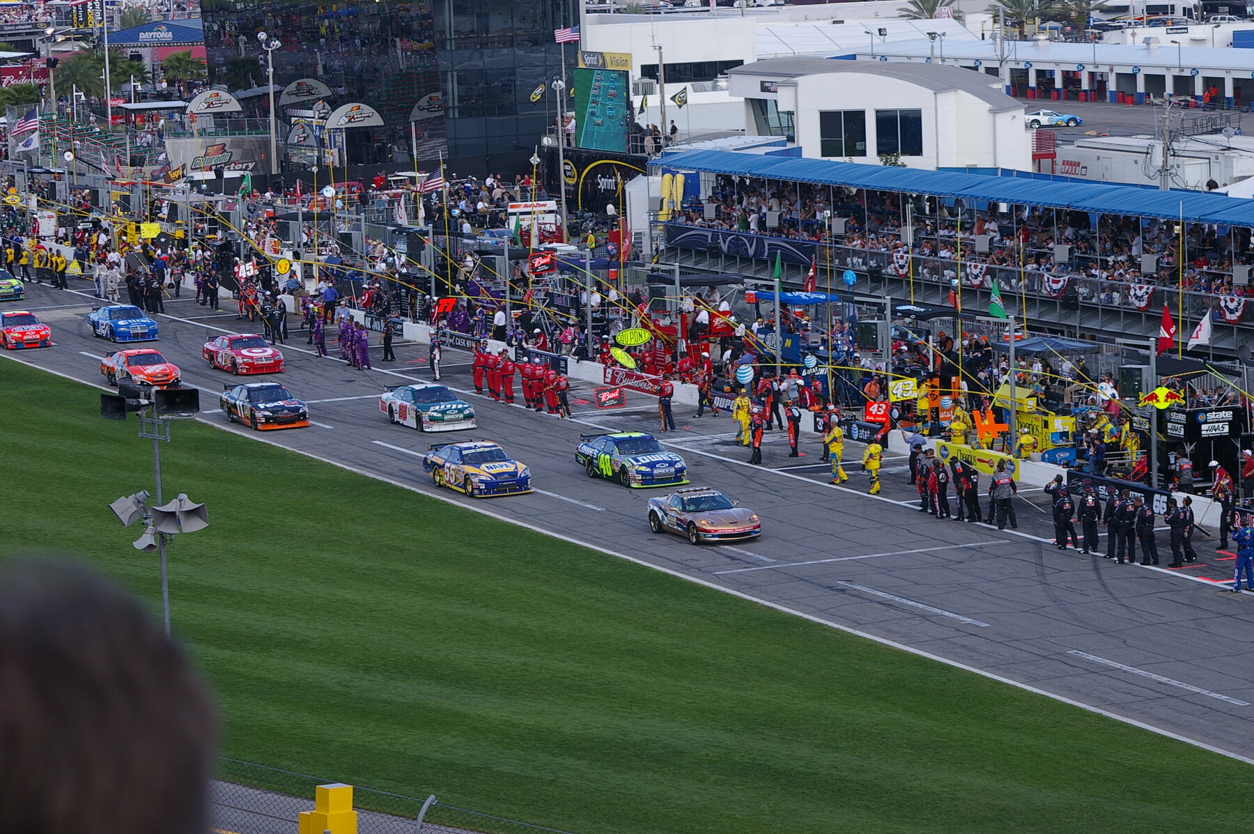 Los autos alineados en la grilla antes de la largada del Daytona 500.