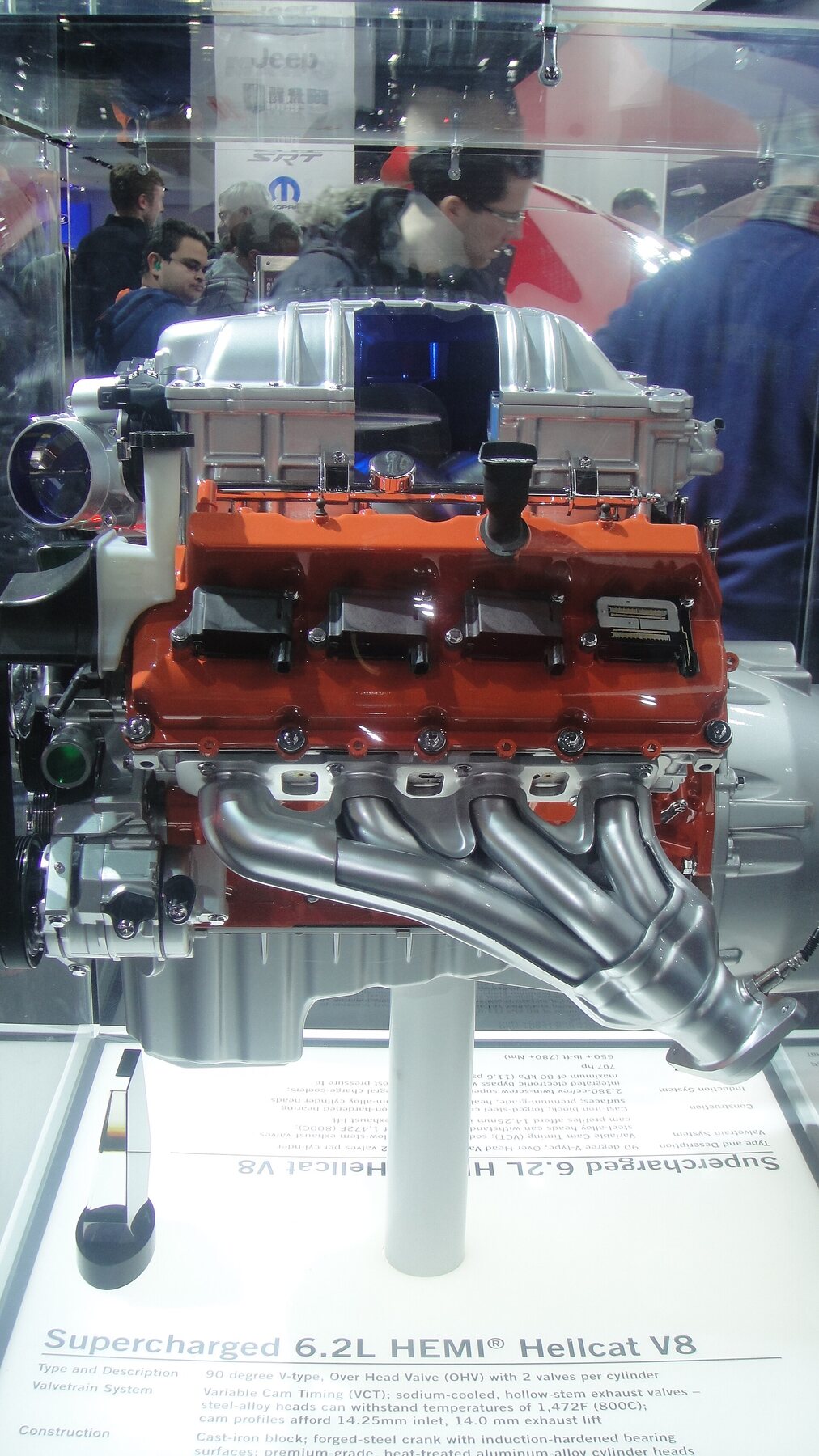 El Hemi V8 6.2 con compresor de un Challenger SRT Hellcat.