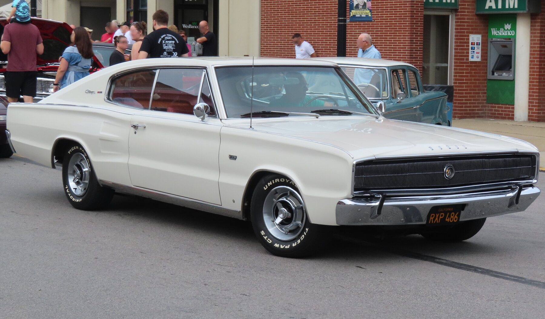 Dodge Charger 1966, el fastback original con faros ocultos en la parrilla.