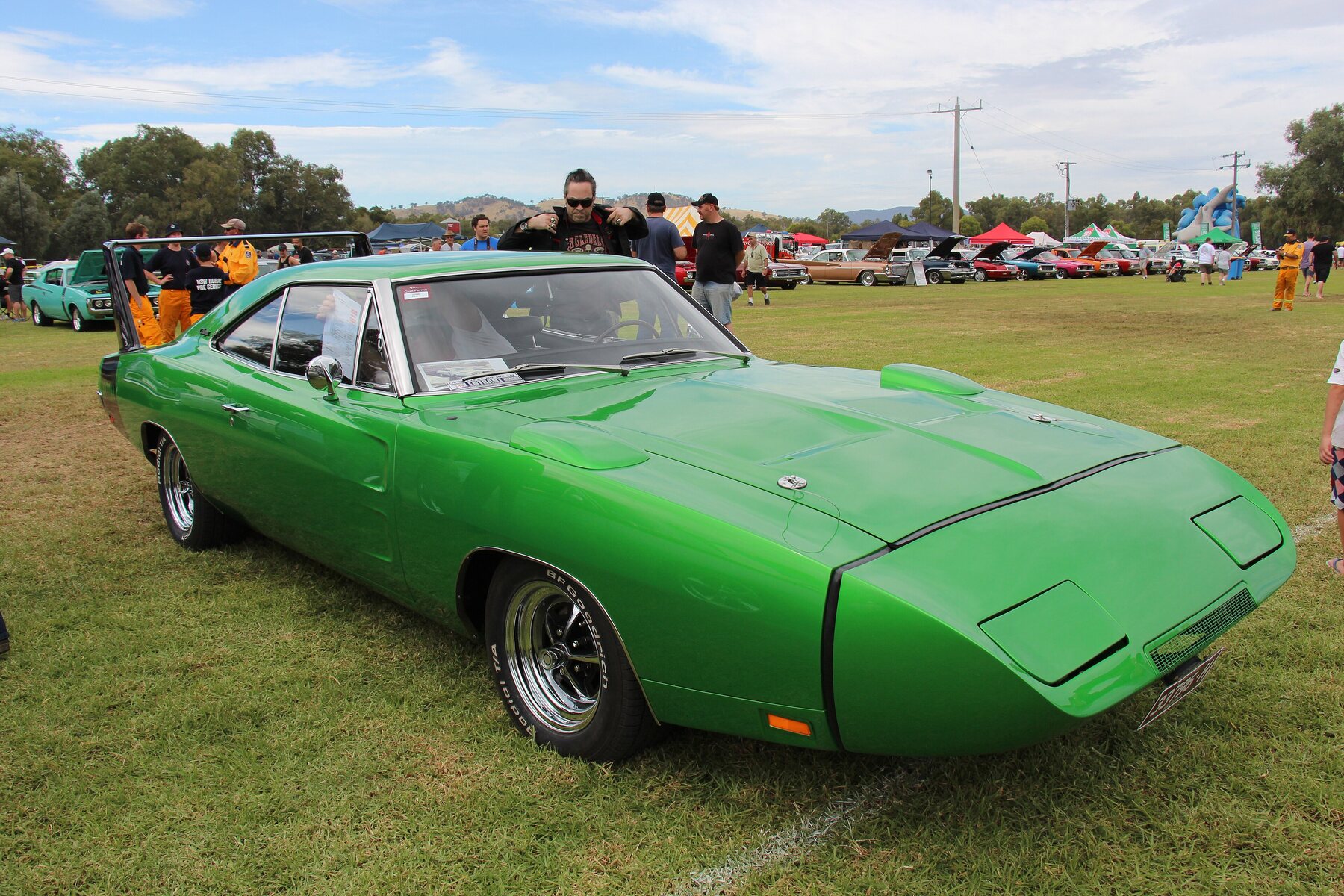 Dodge Charger Daytona 1969, con la trompa de fibra y el alerón sobre parantes.