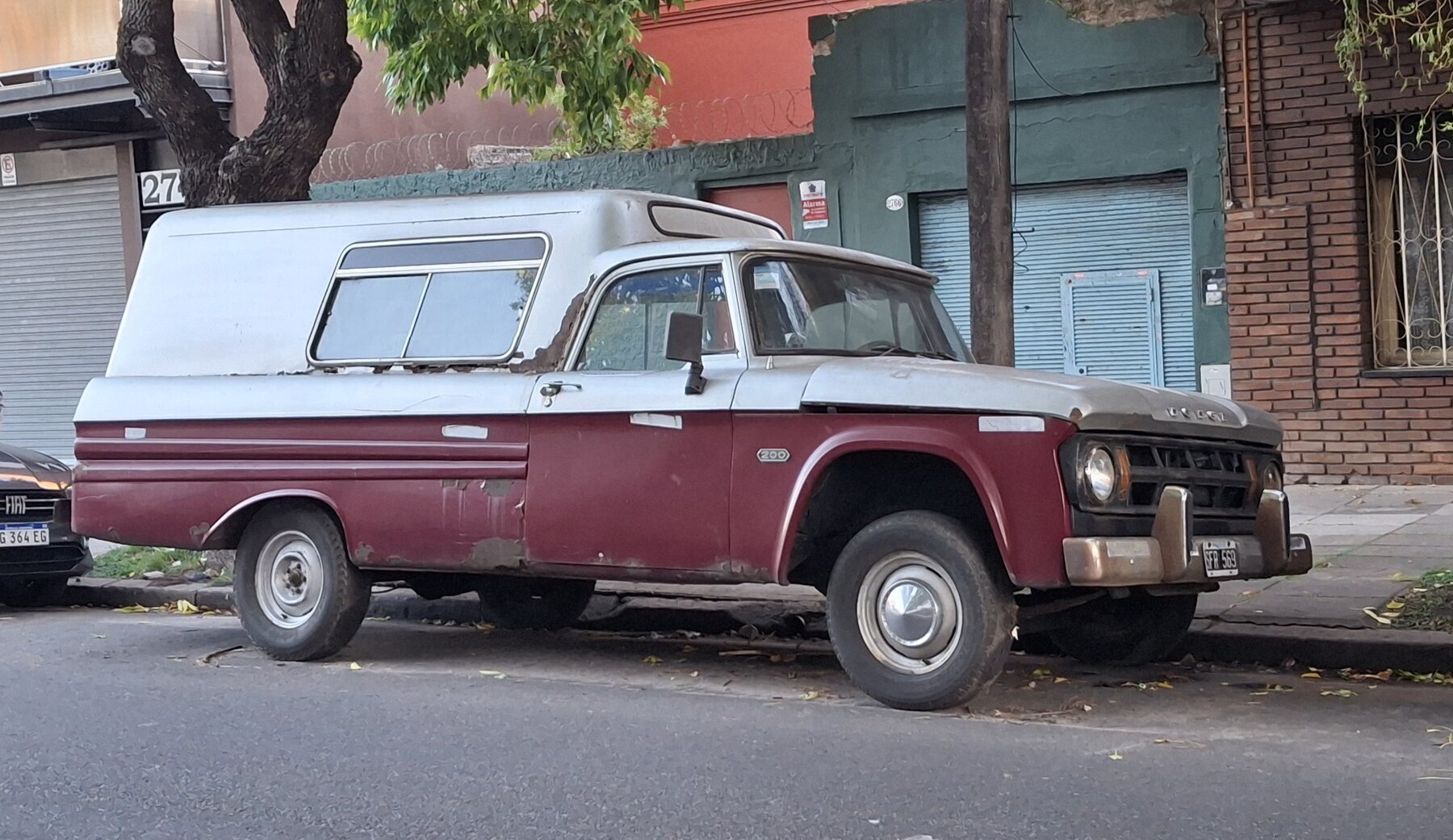 Dodge D-200 de segunda generación fabricada en la Argentina, la hermana mayor de la D-100.