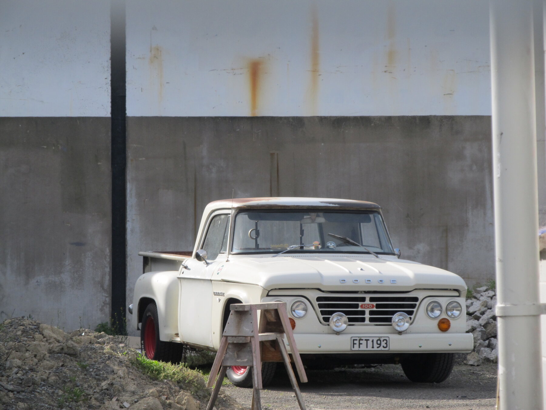 Dodge D100 1965 fotografiada en Nueva Zelanda: primera generación de la serie D, con la parrilla que en la Argentina apodaron cabeza de toro.
