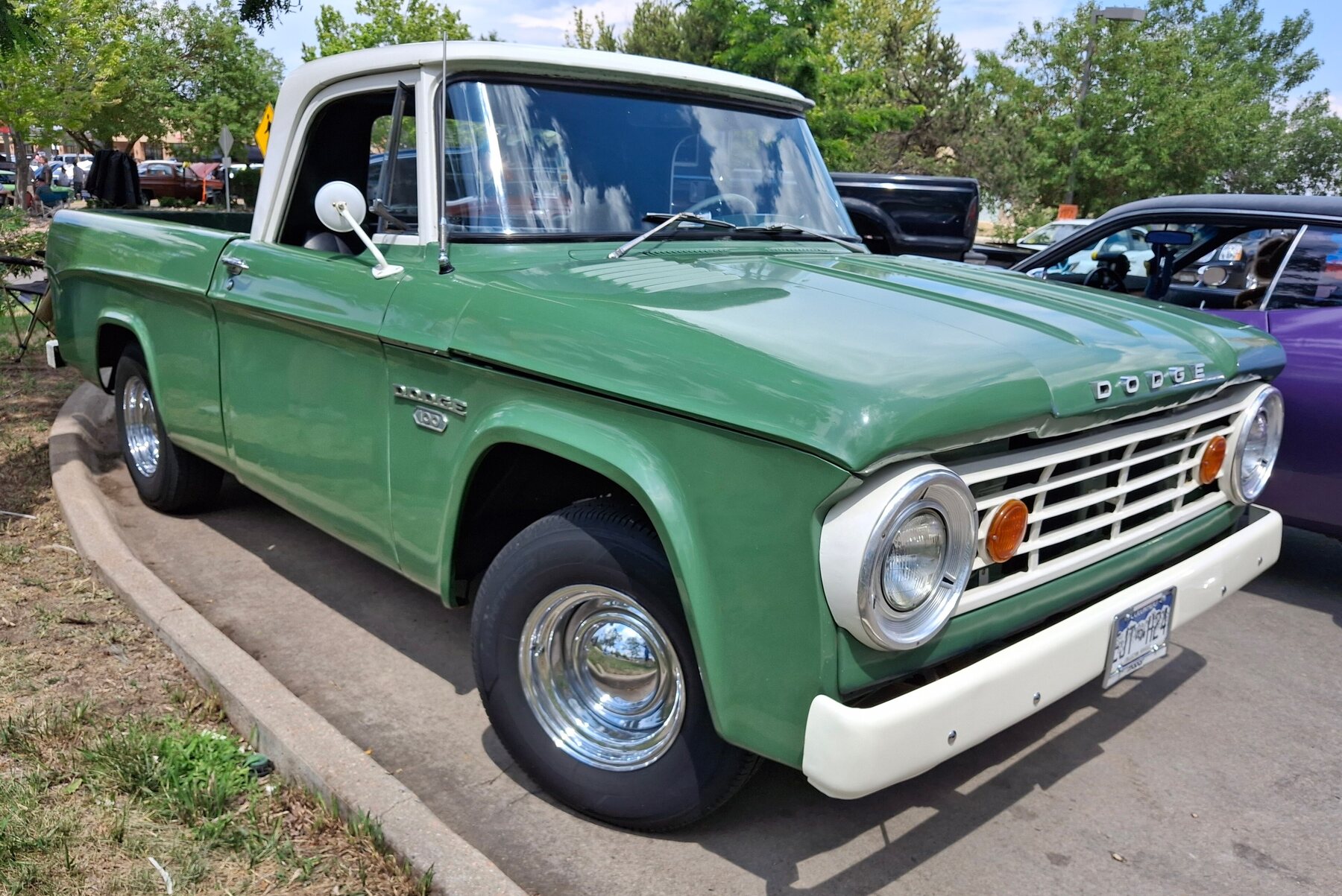 Una Dodge 100 de segunda generación en una muestra de Estados Unidos, la misma familia que en la Argentina recibió el V8 318.
