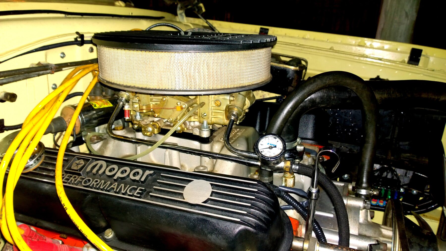 Un V8 318 de Mopar preparado, con admisión Edelbrock y carburador Holley.