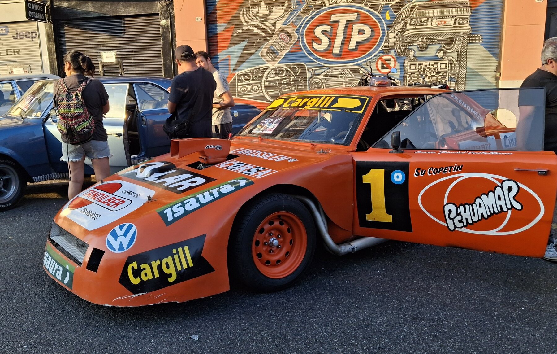 Réplica del Dodge GTX de Turismo Carretera de Oscar Castellano, en la Expo Warnes 2025.