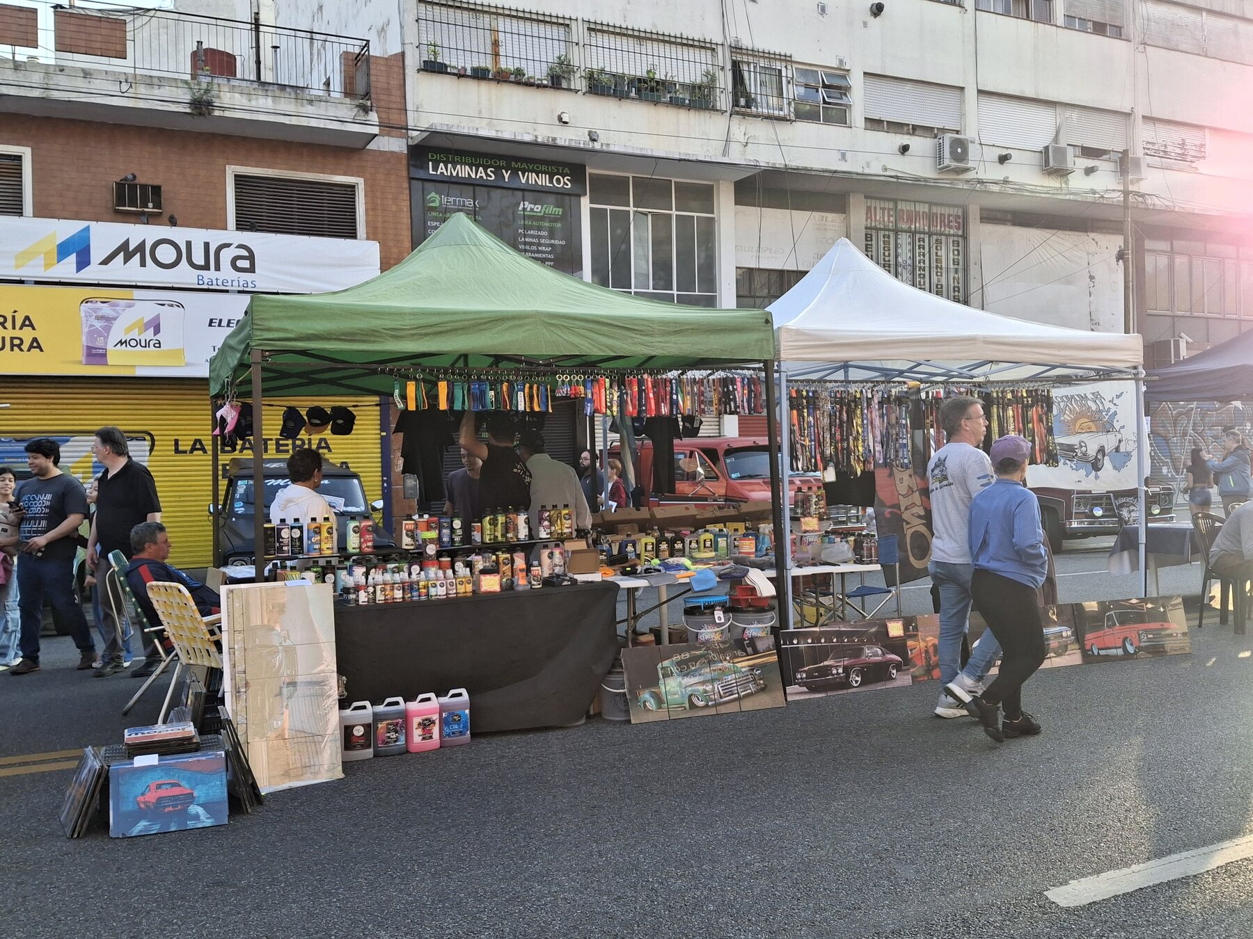 Puestos de repuestos y accesorios en la Expo Warnes 2025.