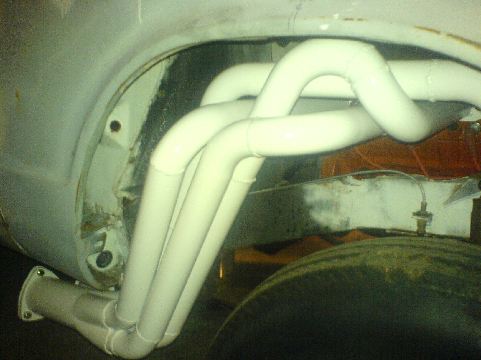 Headers con recubrimiento claro, a la vista en el pasarruedas.
