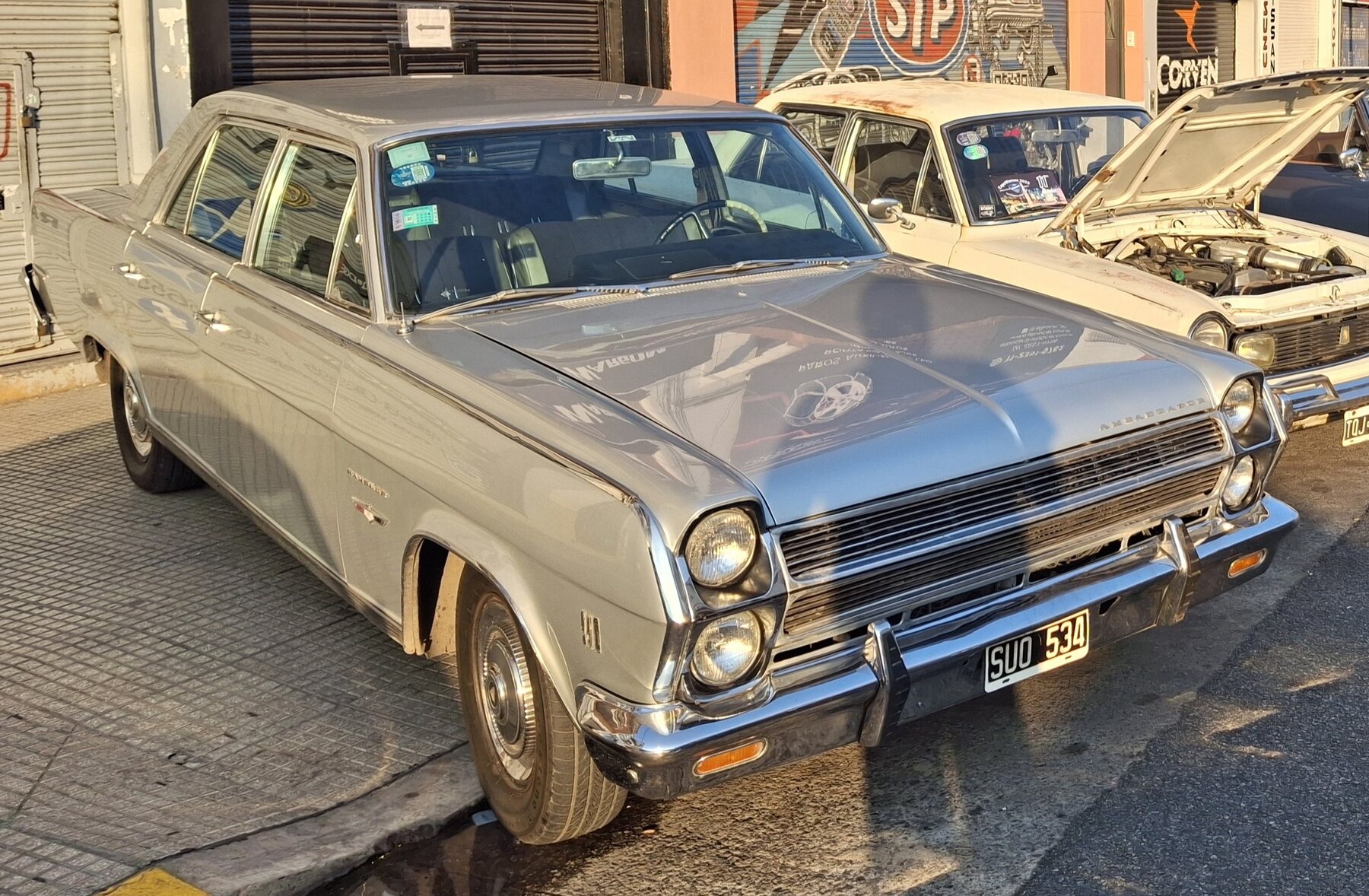 Un Rambler Ambassador 990 de 1966 expuesto en la Expo Warnes 2025.