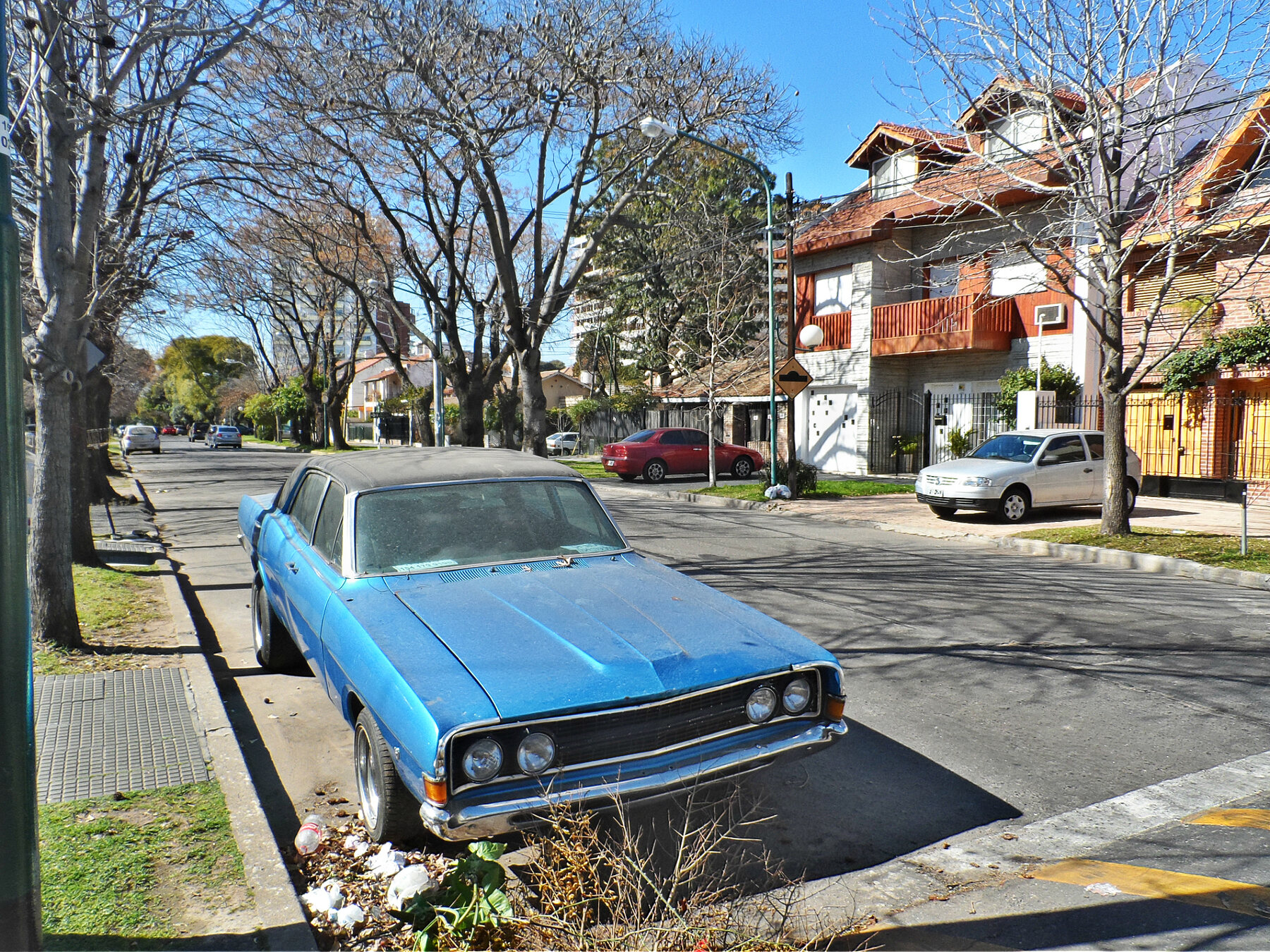 Un Ford Fairlane circulando por la avenida Paraná, entre Martínez y Vicente López, en 2013.