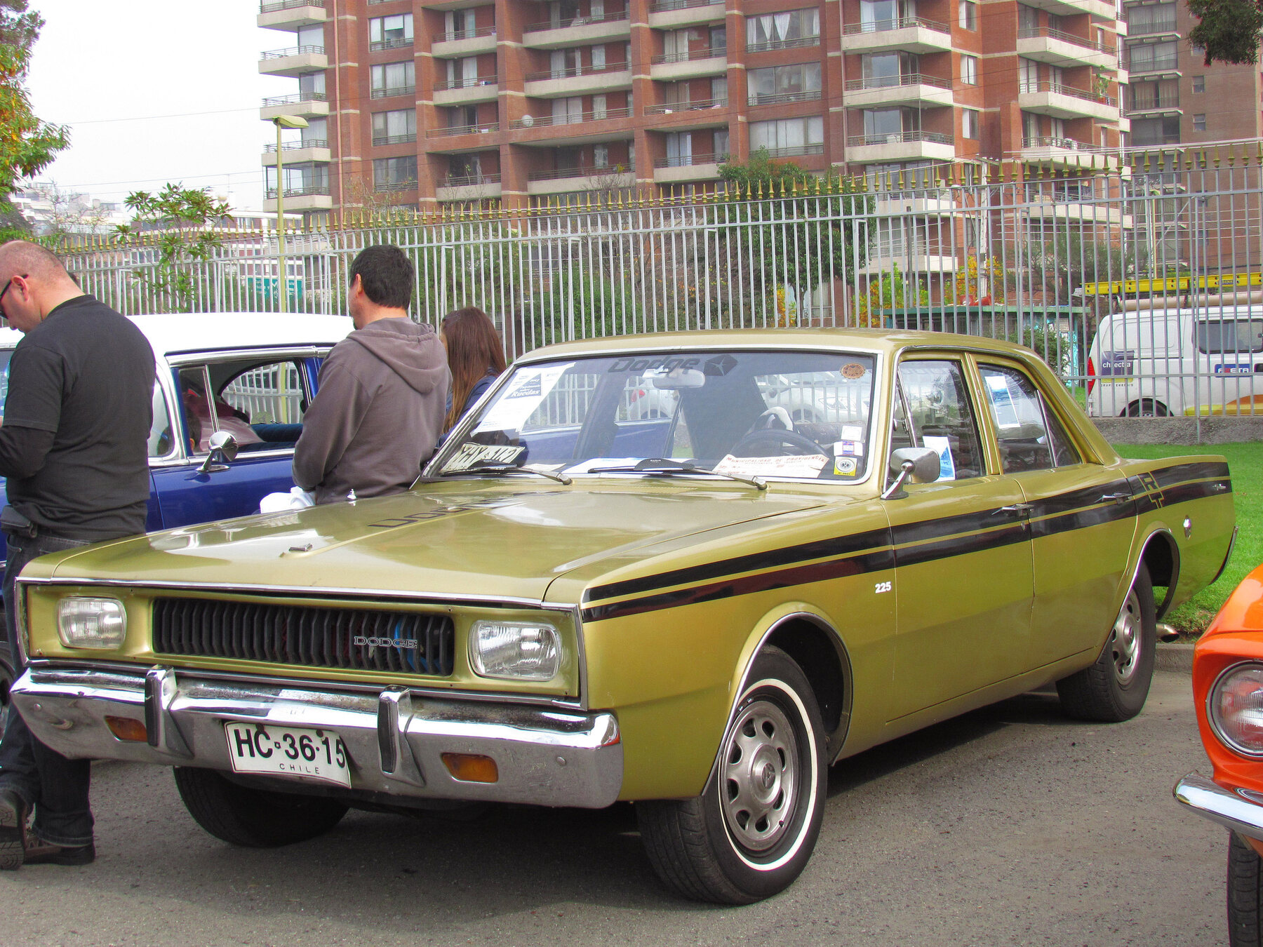 Un Dodge Polara 1973 de fabricación argentina, fotografiado en una muestra en Chile: la trompa que la línea grande de Dodge estrenó en 1972, compartida con el Coronado.