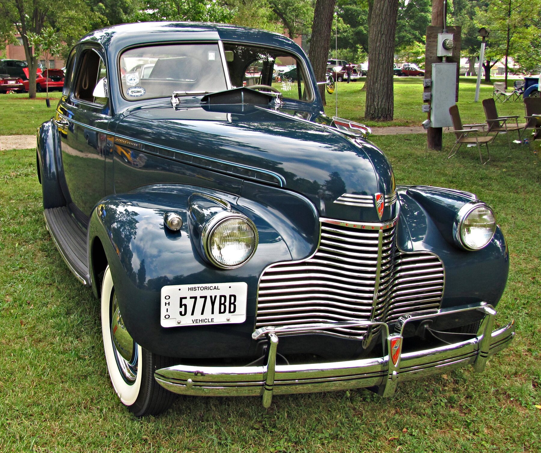 Un Chevrolet Master Deluxe coupé 1940 de calle, el mismo modelo de cupé que Fangio preparó para el TC (exhibido en Ohio, Estados Unidos).