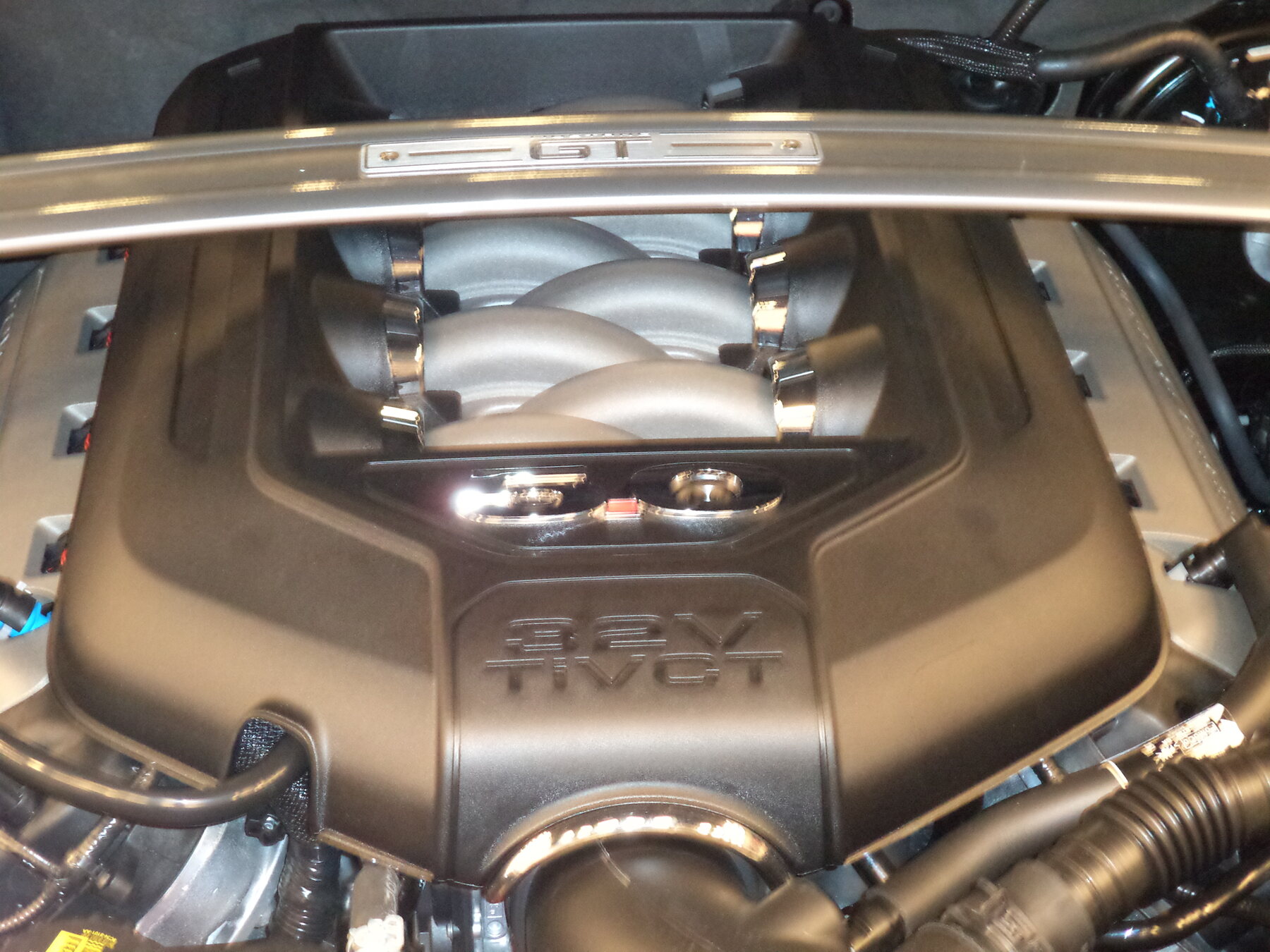 El 5.0 de cuatro levas bajo el capó de un Mustang GT.