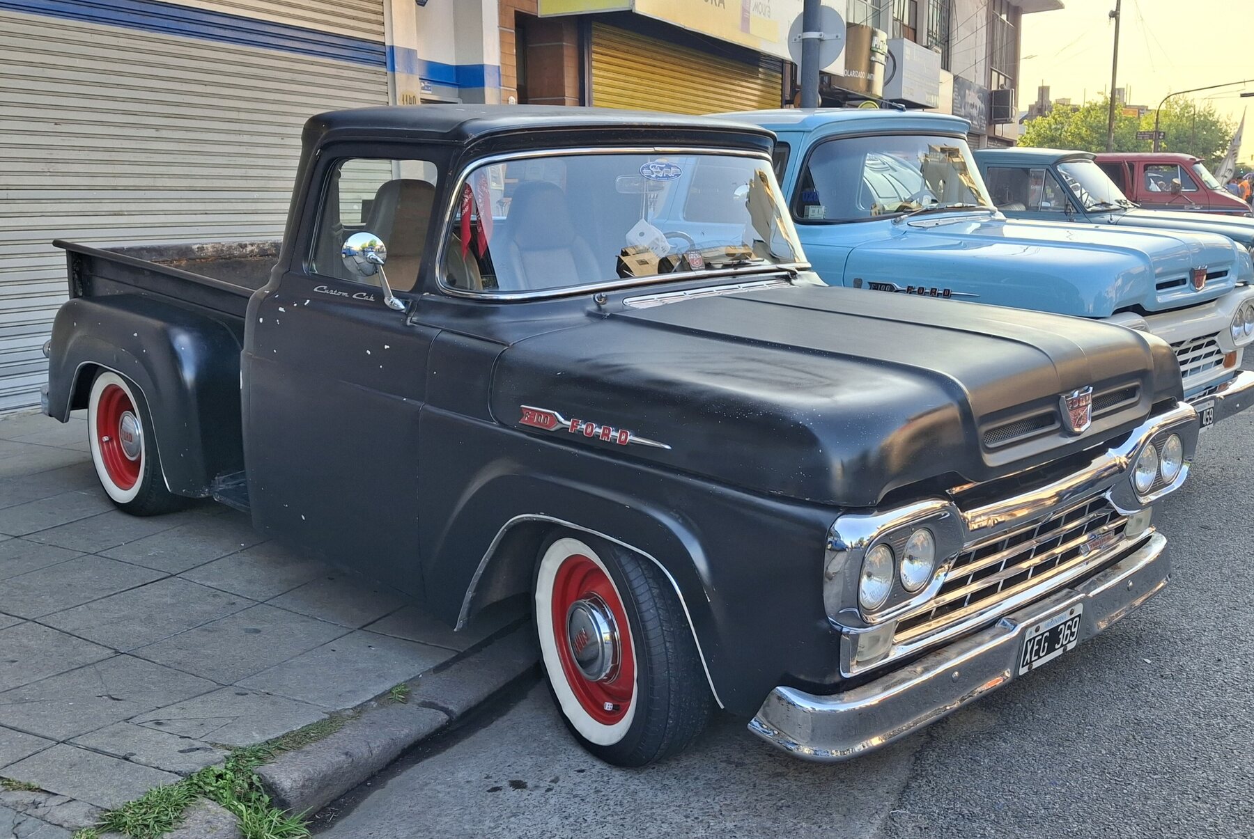 Una F-100 1960 personalizada, en la Expo Warnes 2025.