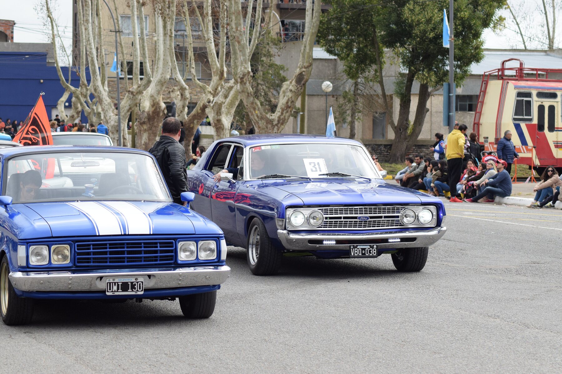 Un Ford Fairlane (a la derecha) junto a un Falcon en la Fiesta Nacional del Ave de Raza 2019, en Rauch, provincia de Buenos Aires.